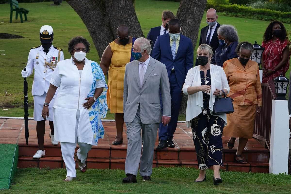 La présidente de la Barbade, Sandra Mason, en compagnie du roi Charles III, qui était alors prince de Galles.