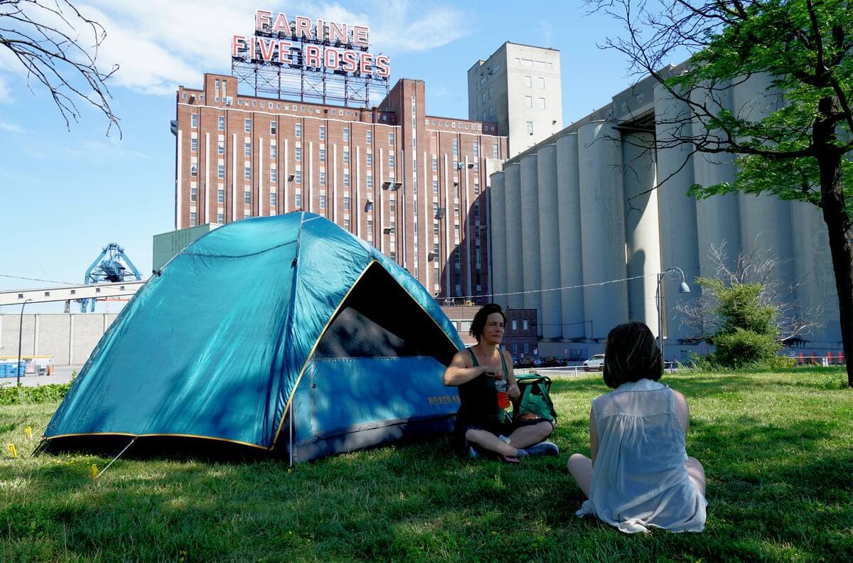 Camping-initiation à la solidarité à la berge des Coursiers bordant le canal de Lachine, à Montréal, le samedi 23 juillet 2022. Sur cette photo: camping dans le Vieux-Montréal à la Berge des Coursiers MARIO BEAUREGARD/AGENCE QMI