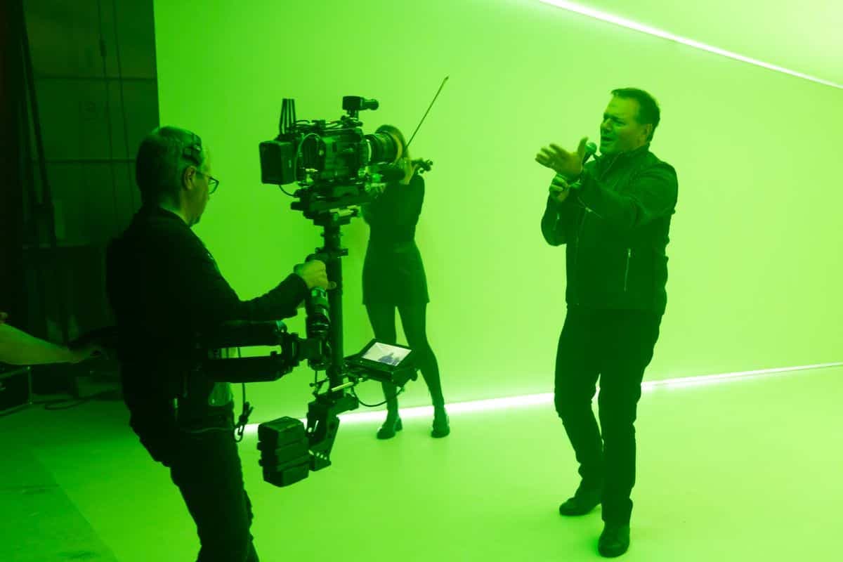 Le coach Mario Pelchat tournait récemment son segment du numéro d’ouverture de la 11e saison de «La Voix», qui sera diffusée à TVA et sur TVA+ dès janvier prochain.