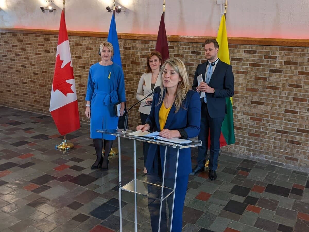 La ministre des Affaires étrangères, Mélanie Joly, a rencontré ses homologues de la région de la Baltique le jeudi 2 juin, à la Citadelle de Québec. Derrière Mme Joly : la ministre des Affaires étrangères de la République d'Estonie, Eva-Maria Liimets, la secrétaire parlementaire du ministère des Affaires étrangères de la Lettonie, Zanda Kalniņa-Lukaševica, et le ministre des Affaires étrangères de la République de Lituanie, Gabrielius Landsbergis.