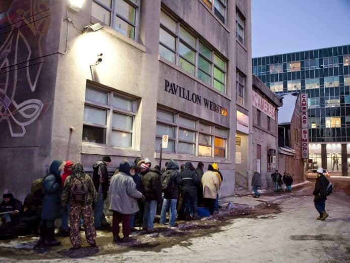 Des itinérants attendent l'ouverture de centre d’accueil Mission Old Brewery.