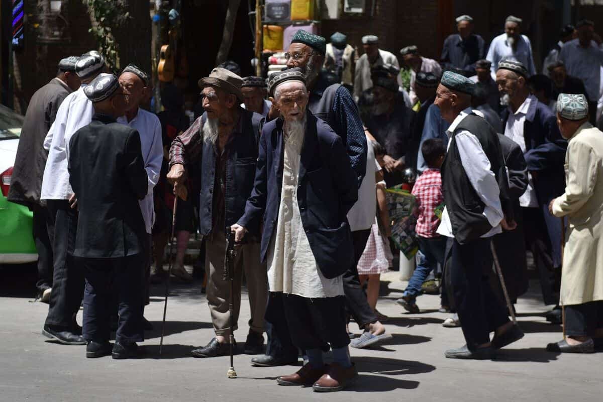 Sur cette photo d'archive prise le 31 mai 2019, des hommes ouïghours quittent une mosquée après la prière à Hotan, dans la région du Xinjiang, dans le nord-ouest de la Chine