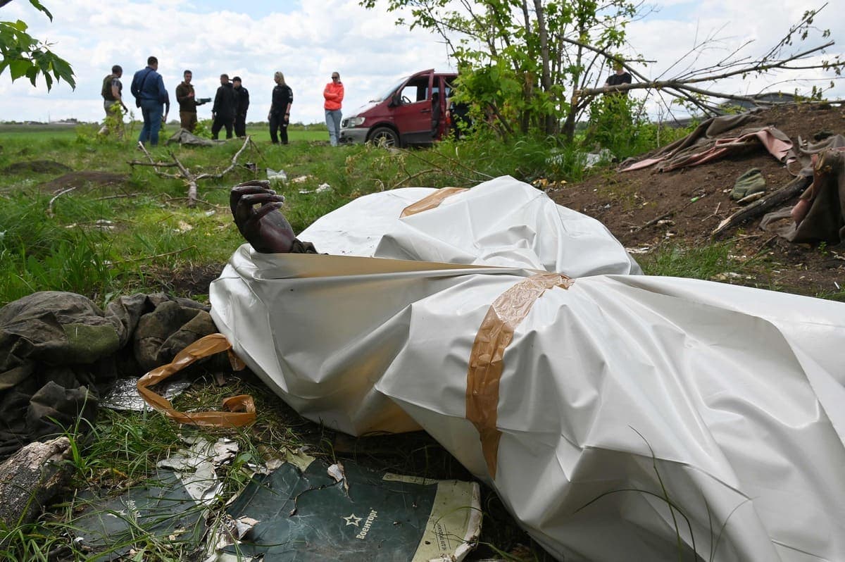 Une photo de ce qui serait le corps d'un soldat russe tué en Ukraine.