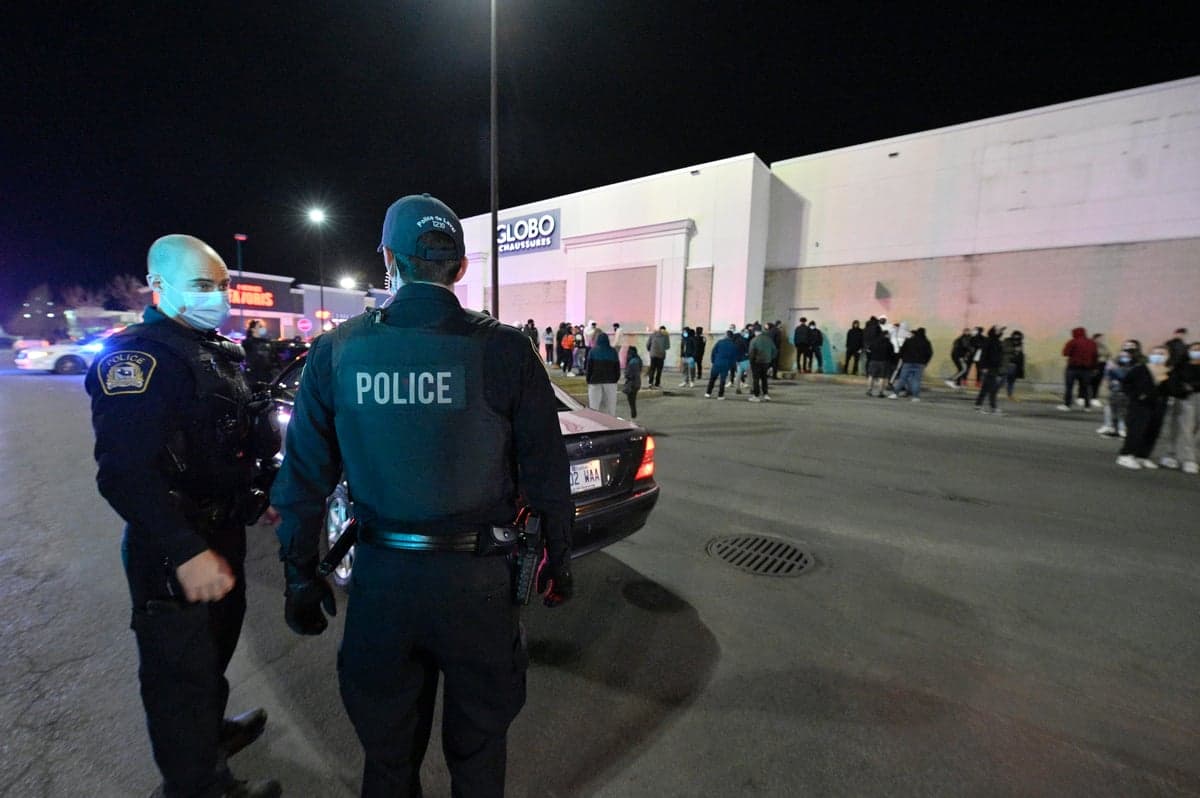 Plus de 35 policiers ont été appelés sur les lieux pour intervenir et empêcher le groupe de partir.