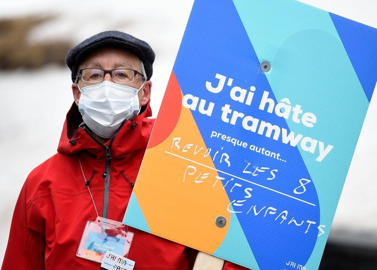 Quelques dizaines d’adhérents de la coalition J’ai ma passe ont exprimé leur « hâte » de monter à bord du tramway de Québec lors d’une action symbolique, jeudi. Sur cette photo, le président du conseil d’administration de l’organisme, Yvon Charest.