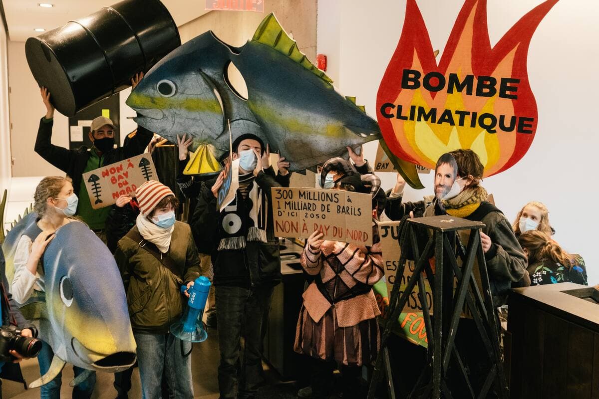 Des militants s'opposant au projet pétrolier Bay du Nord, le 1er avril 2022, ont interrompu une rencontre du ministre de l'Environnement et du Changement climatique, Steven Guilbeault, quelques jours avant que le projet pétrolier soit approuvé.