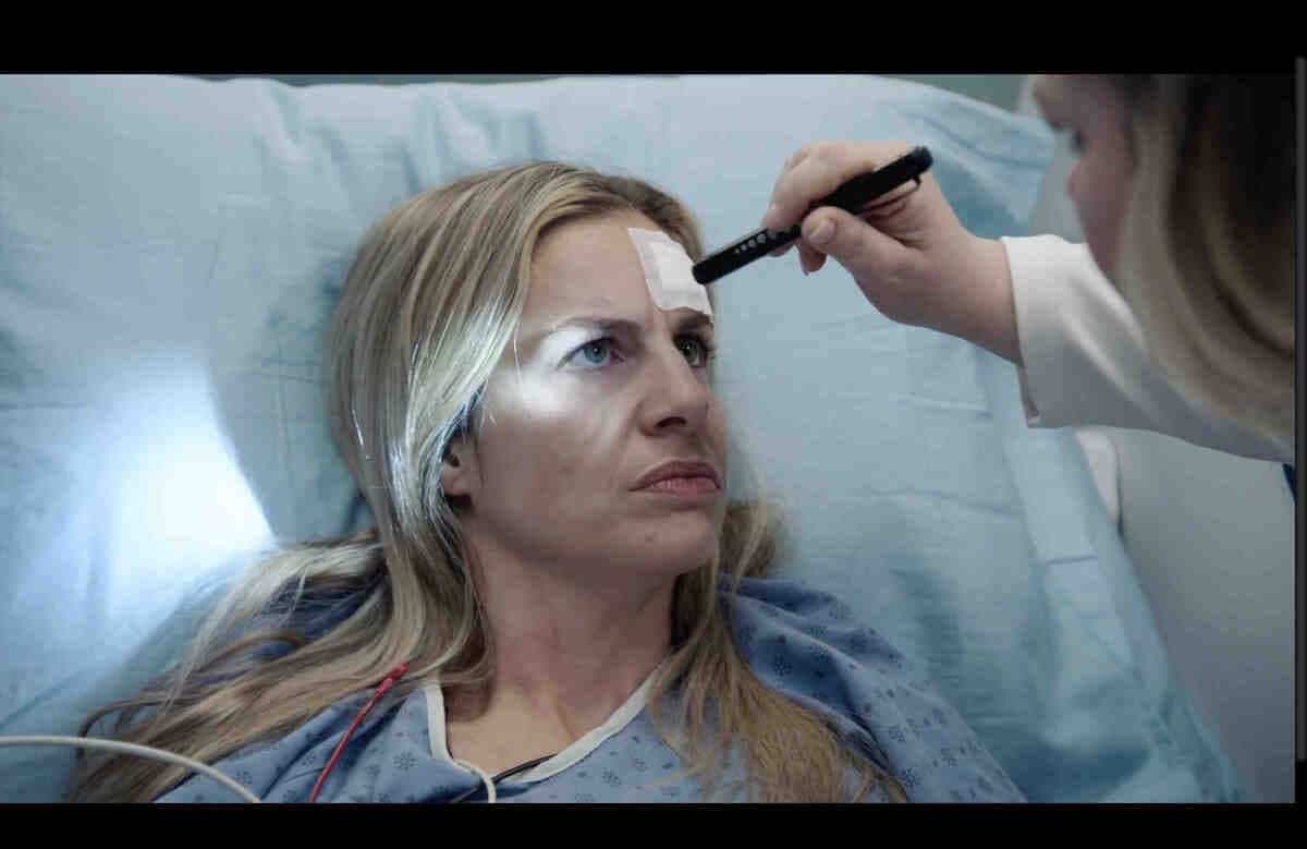 Marie-Lyne Joncas campe la publicataire Olivia Marcoux dans la quotidienne «STAT», une femme atteinte de pica, un trouble du comportement alimentaire qui l'incite, dans son cas, à manger du métal. Sur la photo: avec la chirurgienne Isabelle Granger (Geneviève Schmidt). CAPTURE D'ÉCRAN / AGENCE QMI