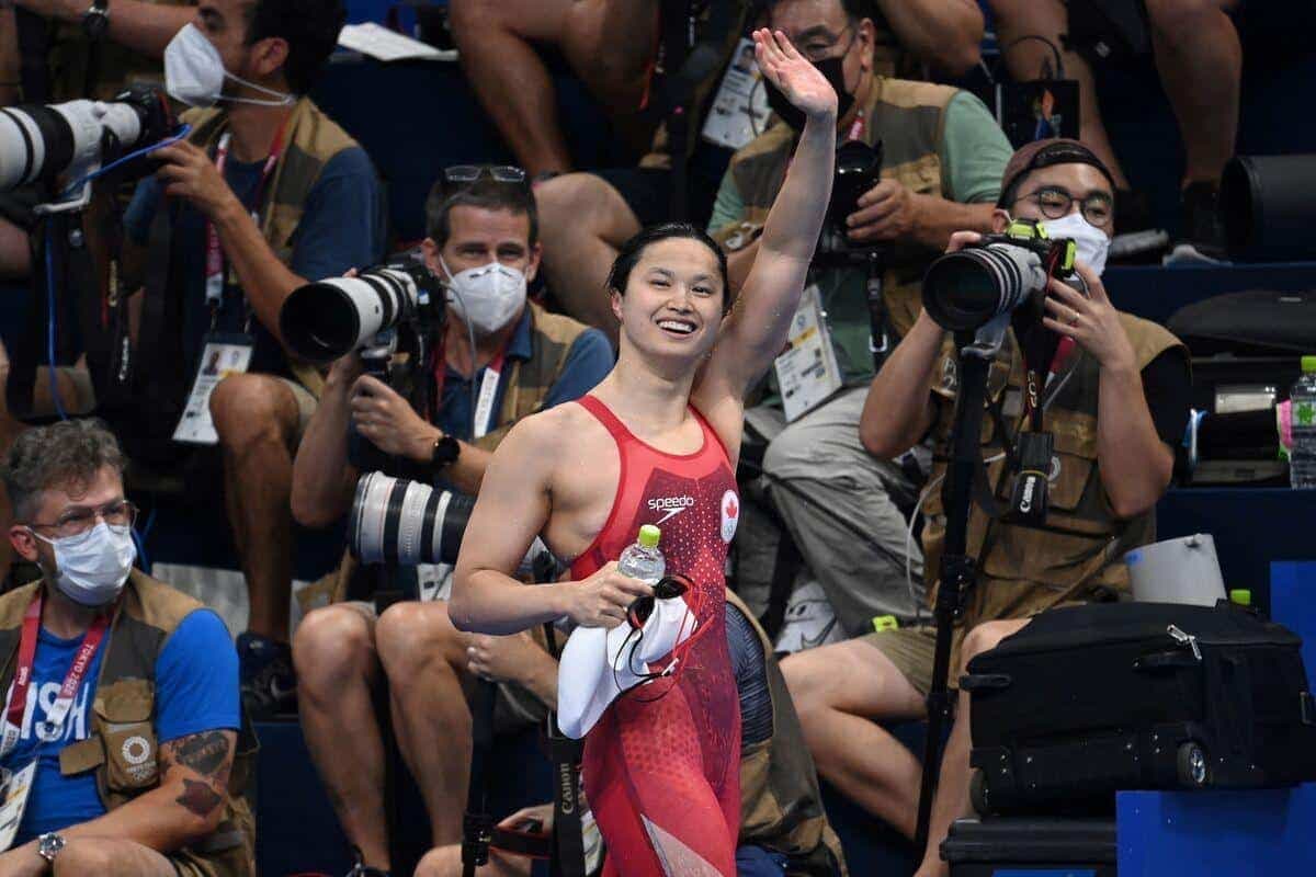 La nageuse 
canadienne 
Margaret Mac Neil 
toute souriante après sa victoire au 100 m papillon.