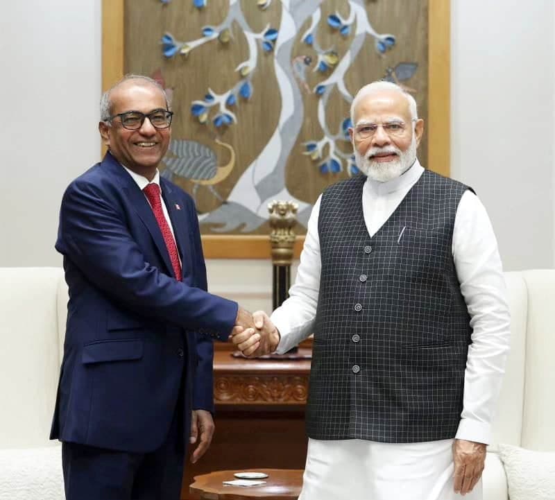 Le député libéral Chandra Arya en rencontre avec le premier ministre indien Narenda Modi à New Delhi au mois d'août dernier. M. Arya, le premier candidat déclaré à la chefferie du Parti Libéral, ne parle pas un mot de français.