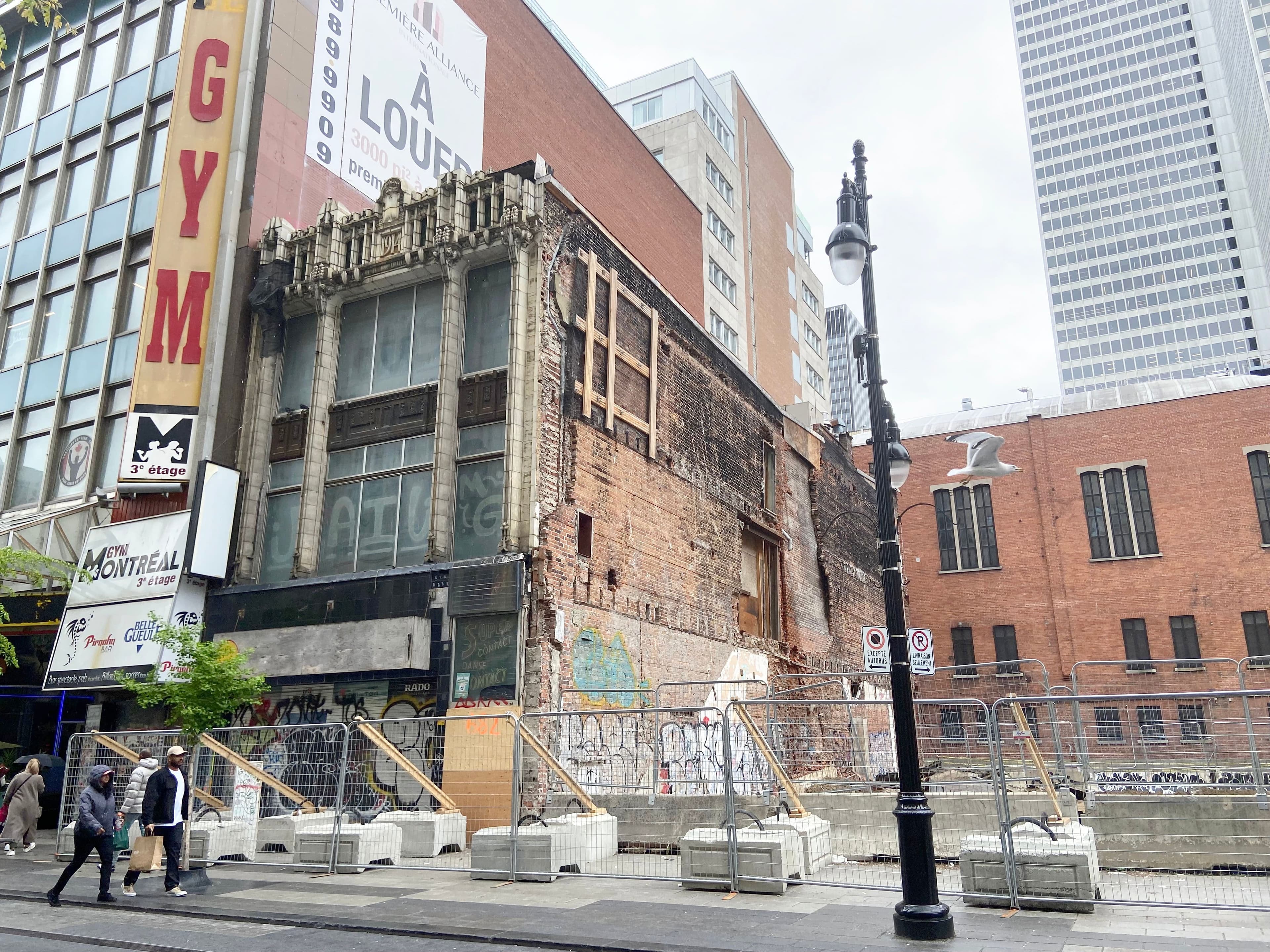 L'édifice Jaeger, voisin de l'ancien Super Sexe, est l'un des bâtiments qui font mal à voir sur la rue Sainte-Catherine, en plein centre-ville de Montréal.
