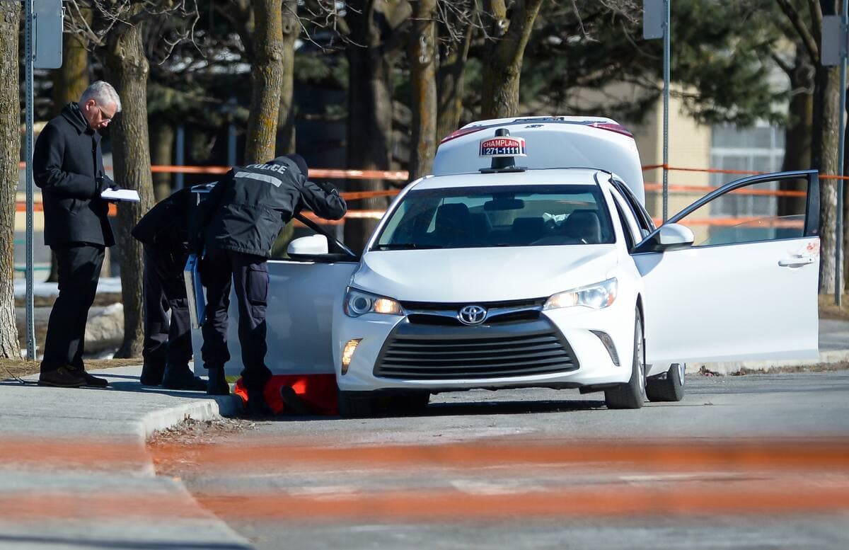 Un immense périmètre de sécurité a été érigé vendredi afin de protéger la scène de crime et laisser les enquêteurs faire leur travail. Sur place, la voiture de taxi avec les deux portières avant ouvertes se trouvait toujours à l’endroit où le crime a eu lieu.
