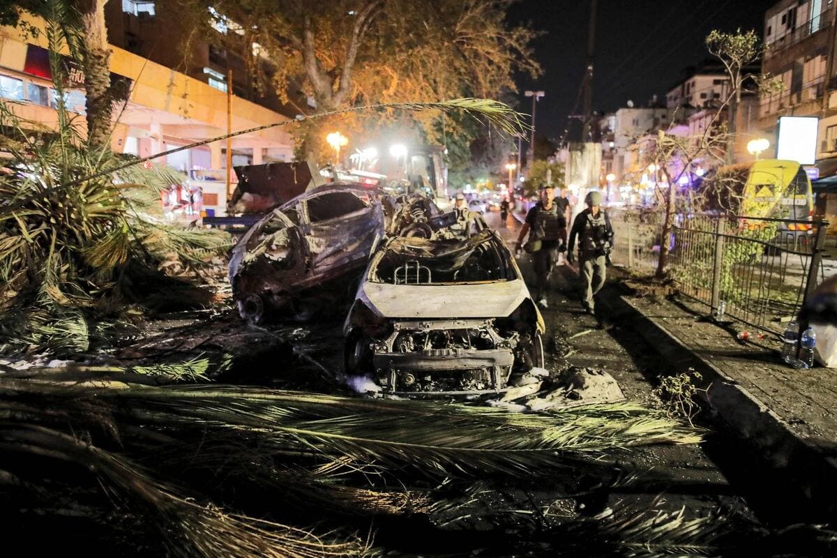 Sur cette image : un véhicule détruit dans la ville de Holon en Israël après des tirs de roquettes provenant de Gaza.