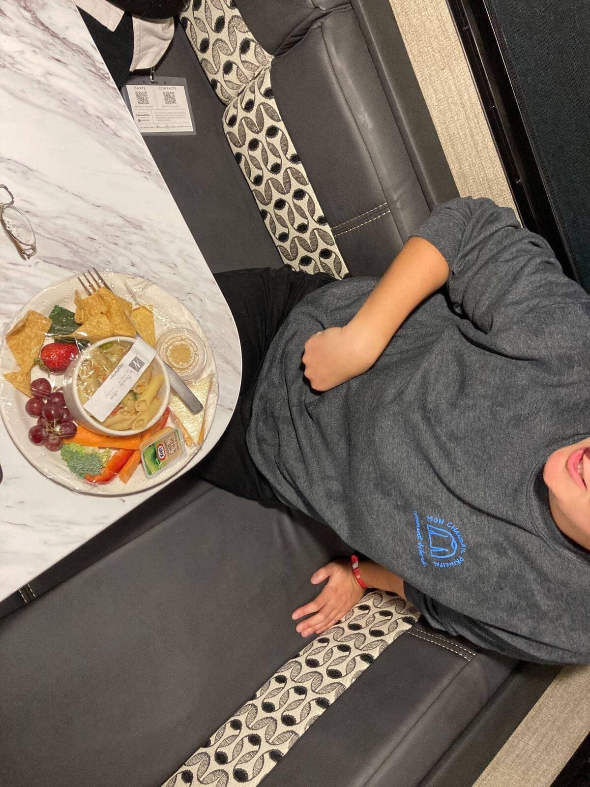 Le Festival de musique émergente en Abitibi-Témiscamingue (FME), qui se clôture samedi soir à Rouyn-Noranda, est le premier rassemblement musical d’envergure de l’été. D’un bout à l’autre du site, le masque est roi et les festivaliers apprécient la plupart des spectacles assis. Sur cette photo: Les repas individuels au Festival de la musique émergente en Abitibi-Témiscamingue 2020 ÉLISE JETTÉ / AGENCE QMI