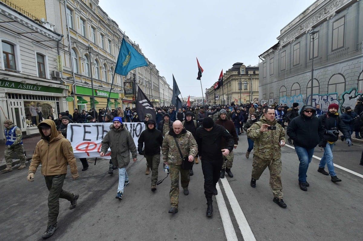 Des nationalistes ukrainiens marche pendant une manifestation en mémoire de la «révolution orange» de 2014 à Kiev.