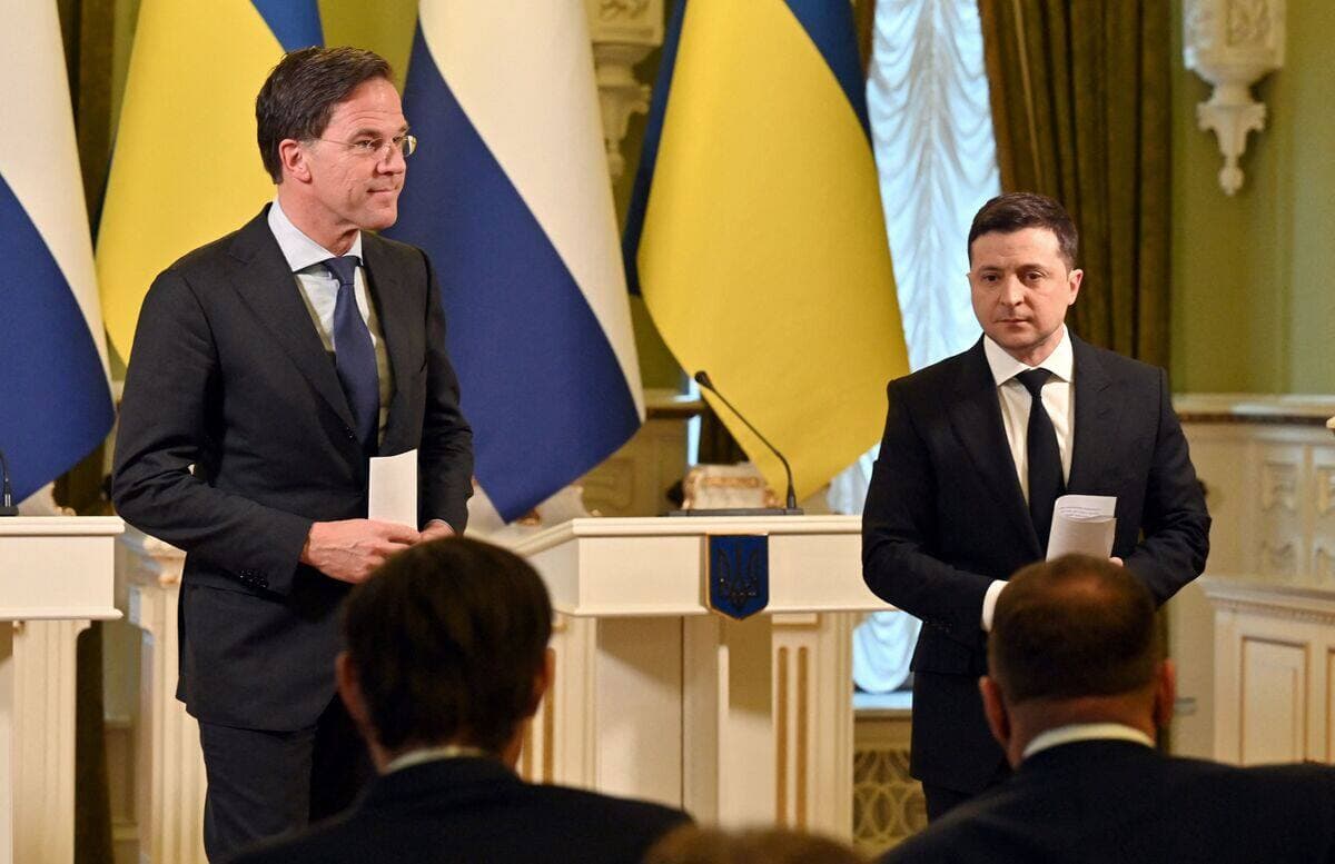 Le premier ministre néerlandais, Mark Rutte (à gauche) a été reçu par le président ukrainien Volodymyr Zelensky à Kiev.