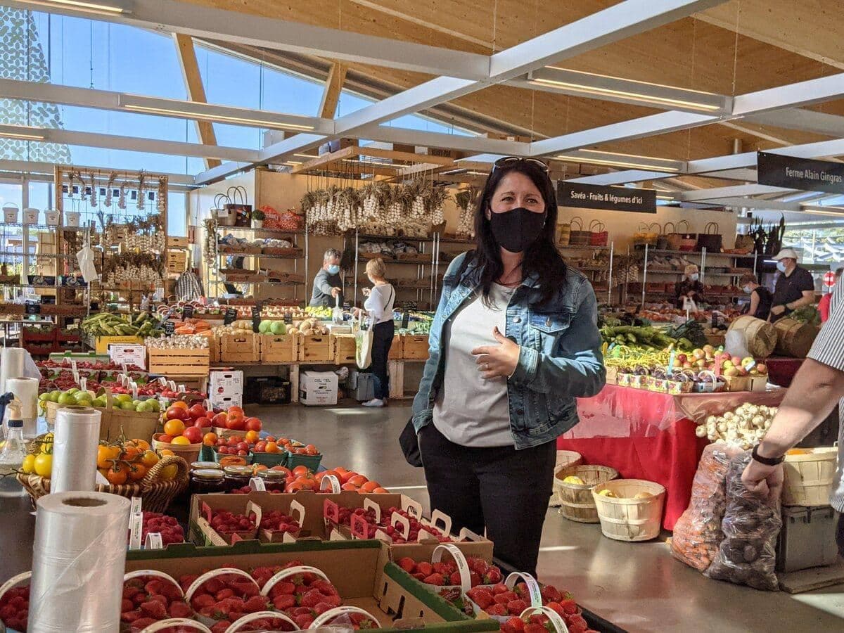La candidate à la mairie de Québec Marie-Josée Savard, dimanche, au Marché public de Sainte-Foy.