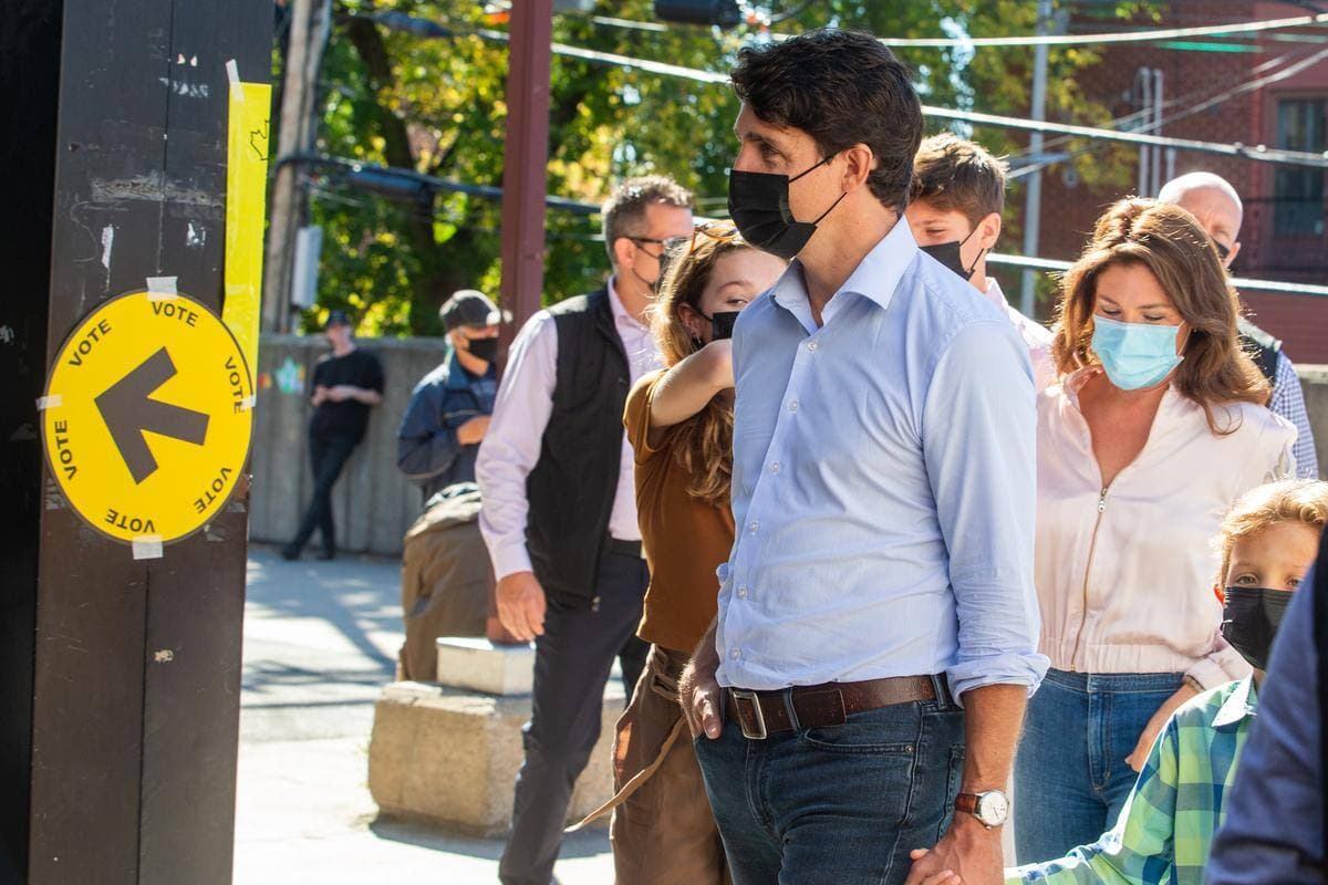 Justin Trudeau se rendant voter dans sa circonscription de Papineau.