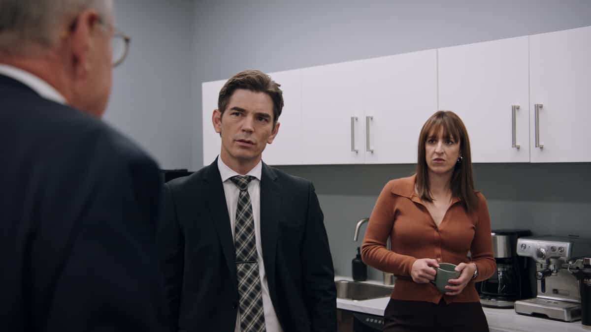 André Lapointe (Michel Laperrière), Léo MacDonald (Sébastien Delorme) et Marie-Anne (Anne-Élisabeth Bossé) dans une scène d'«Indéfendable».