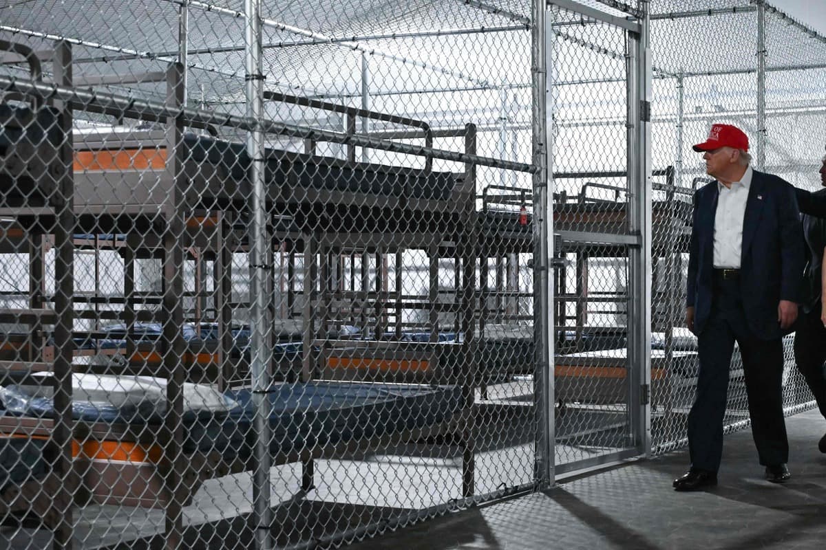 Donald Trump visite le centre de détention pour migrants, surnommé « Alligator Alcatraz », situé dans le parc national des Everglades, en Floride, le 1er juillet 2025.