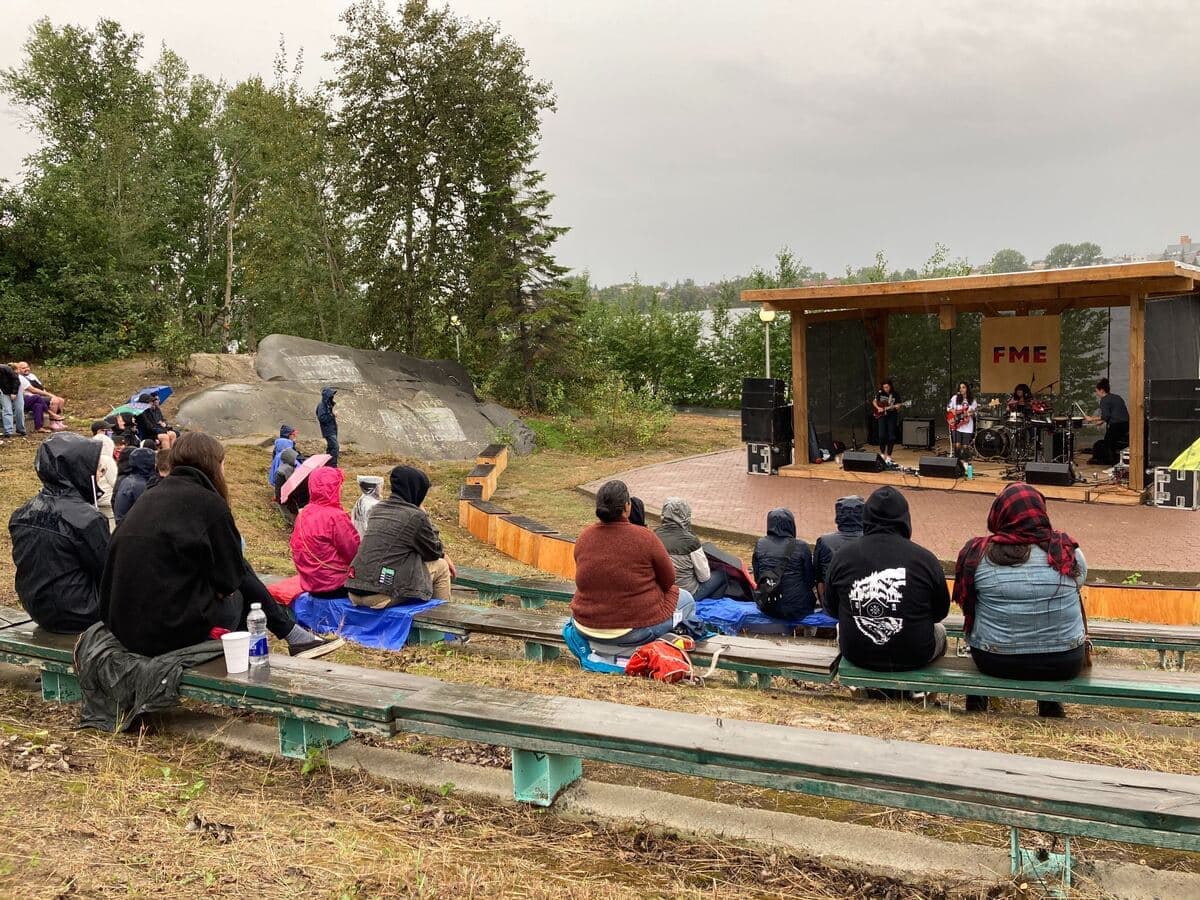 Le Festival de musique émergente en Abitibi-Témiscamingue (FME), qui se clôture samedi soir à Rouyn-Noranda, est le premier rassemblement musical d’envergure de l’été. D’un bout à l’autre du site, le masque est roi et les festivaliers apprécient la plupart des spectacles assis. Sur cette photo: Les shows extérieurs au Festival de la musique émergente en Abitibi-Témiscamingue 2020 ÉLISE JETTÉ / AGENCE QMI