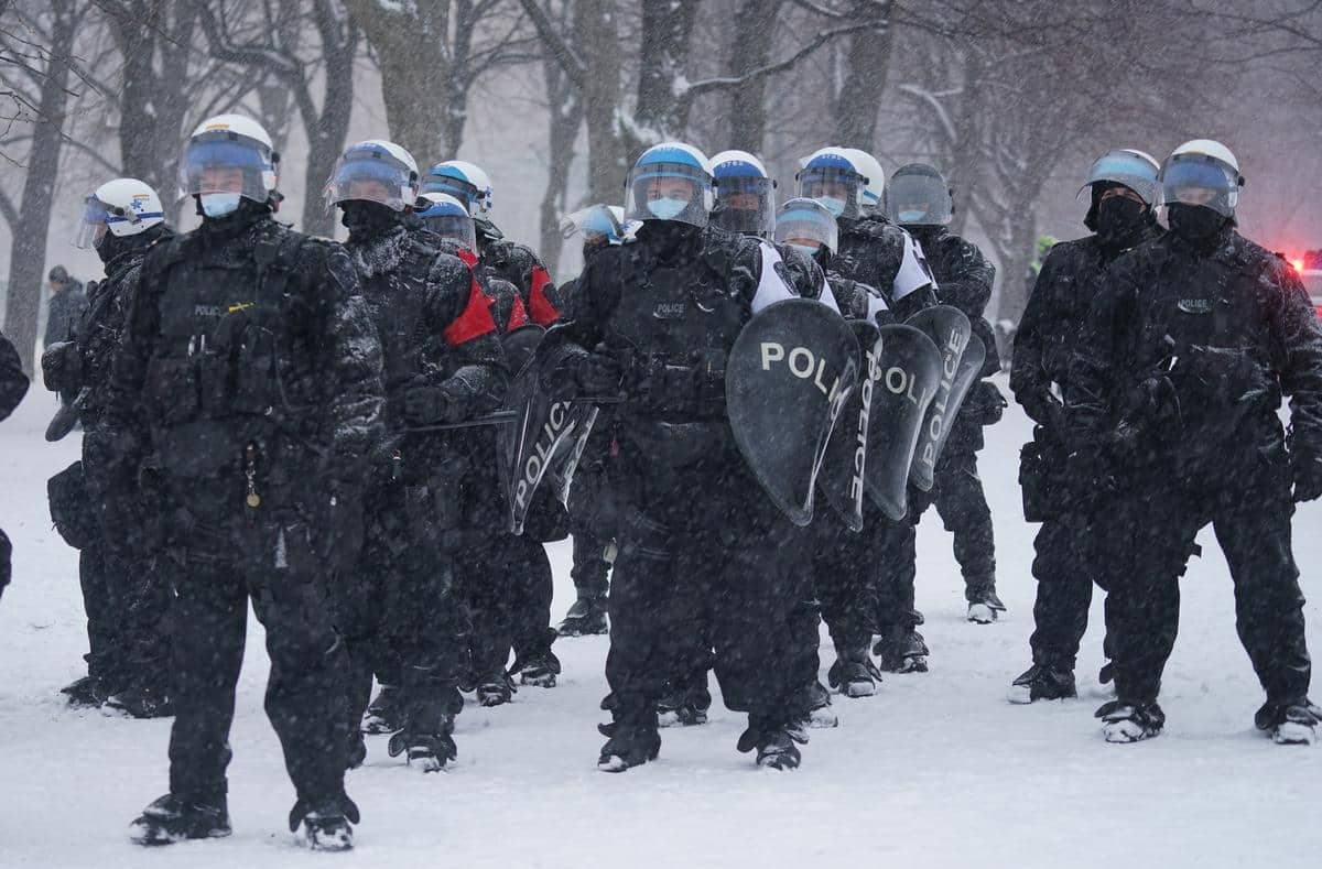 Les nombreux agents du SPVM étaient prêts à intervenir.