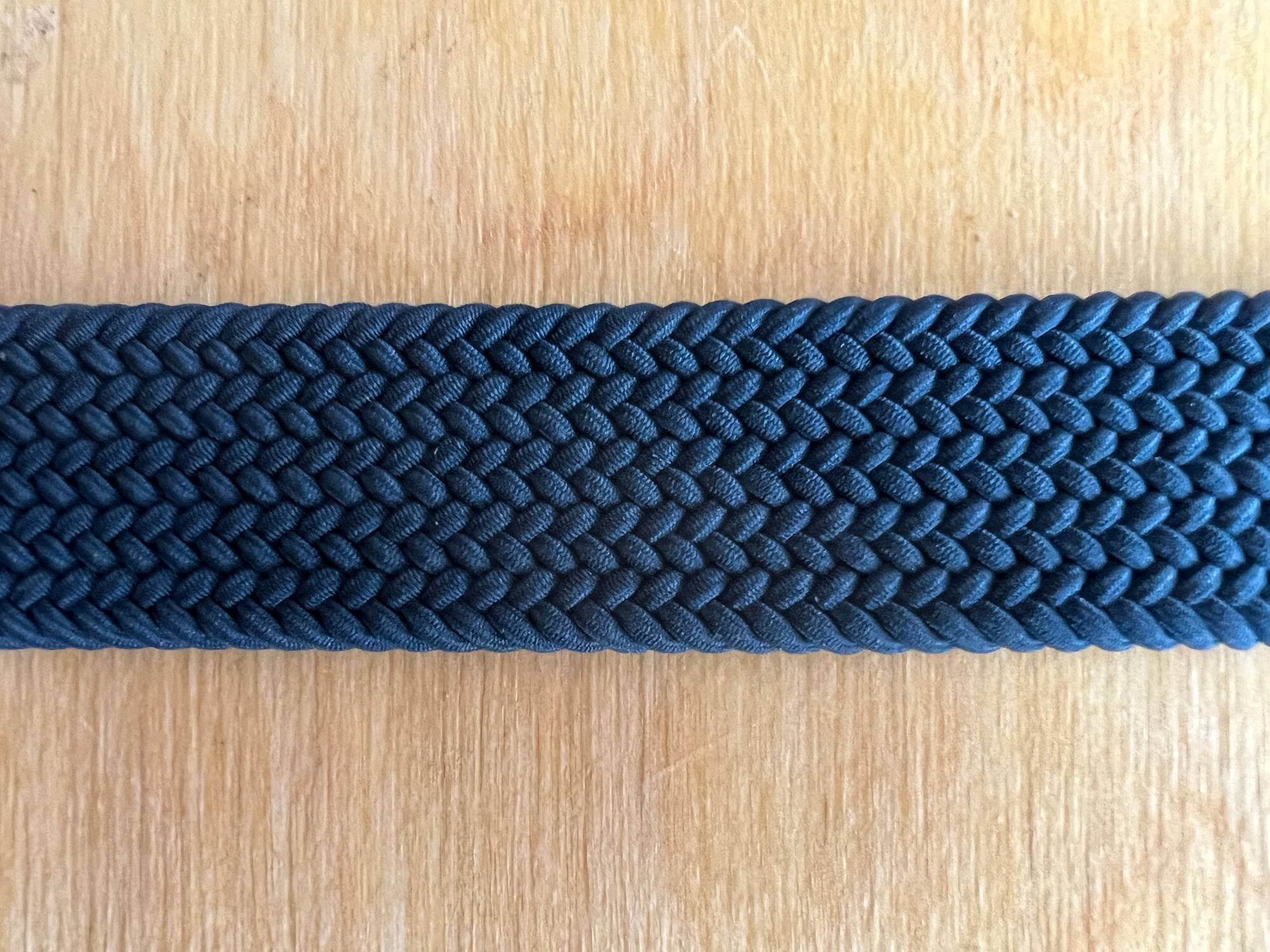 Malgré son format plus grand, l’Apple Watch Series 7 est compatible avec les bracelets d’ancienne génération. Sur la photo : le bracelet « Boucle unique tressée ».