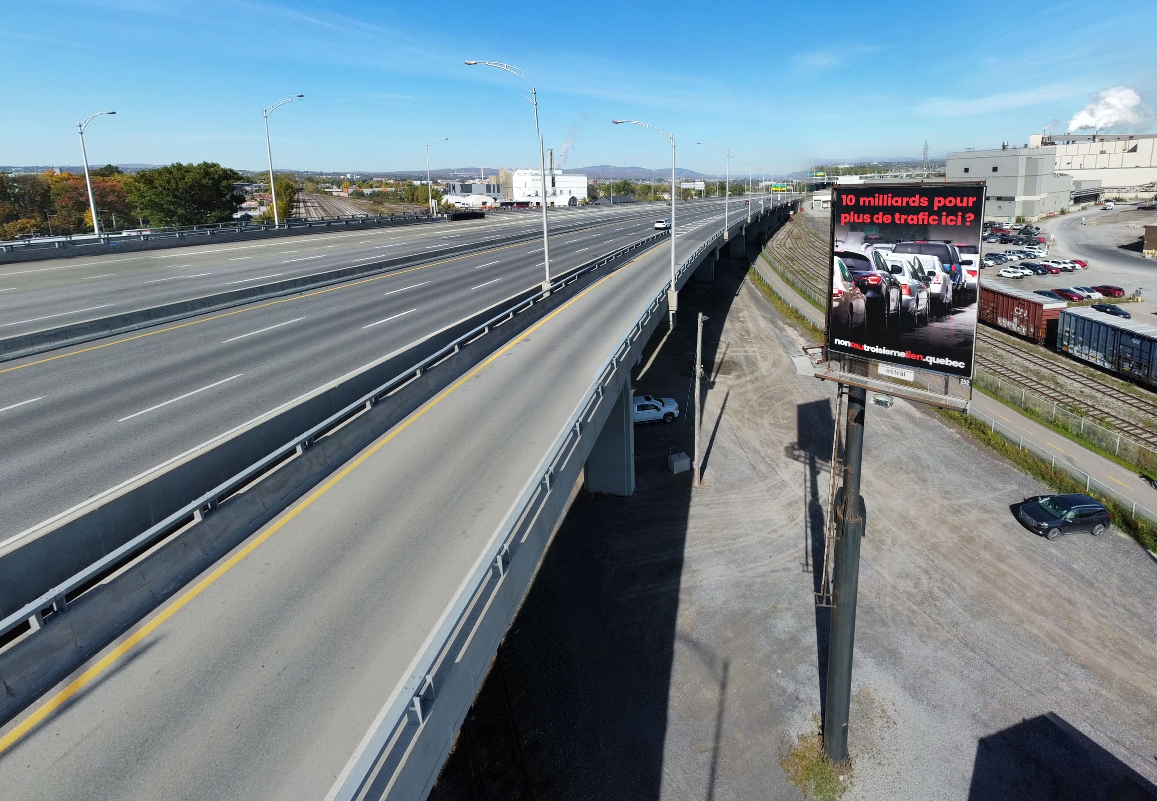 Les automobilistes qui circulent sur l'autoroute Dufferin-Montmorency peuvent y voir depuis cette semaine un énorme panneau d'affichage anti-troisième lien.