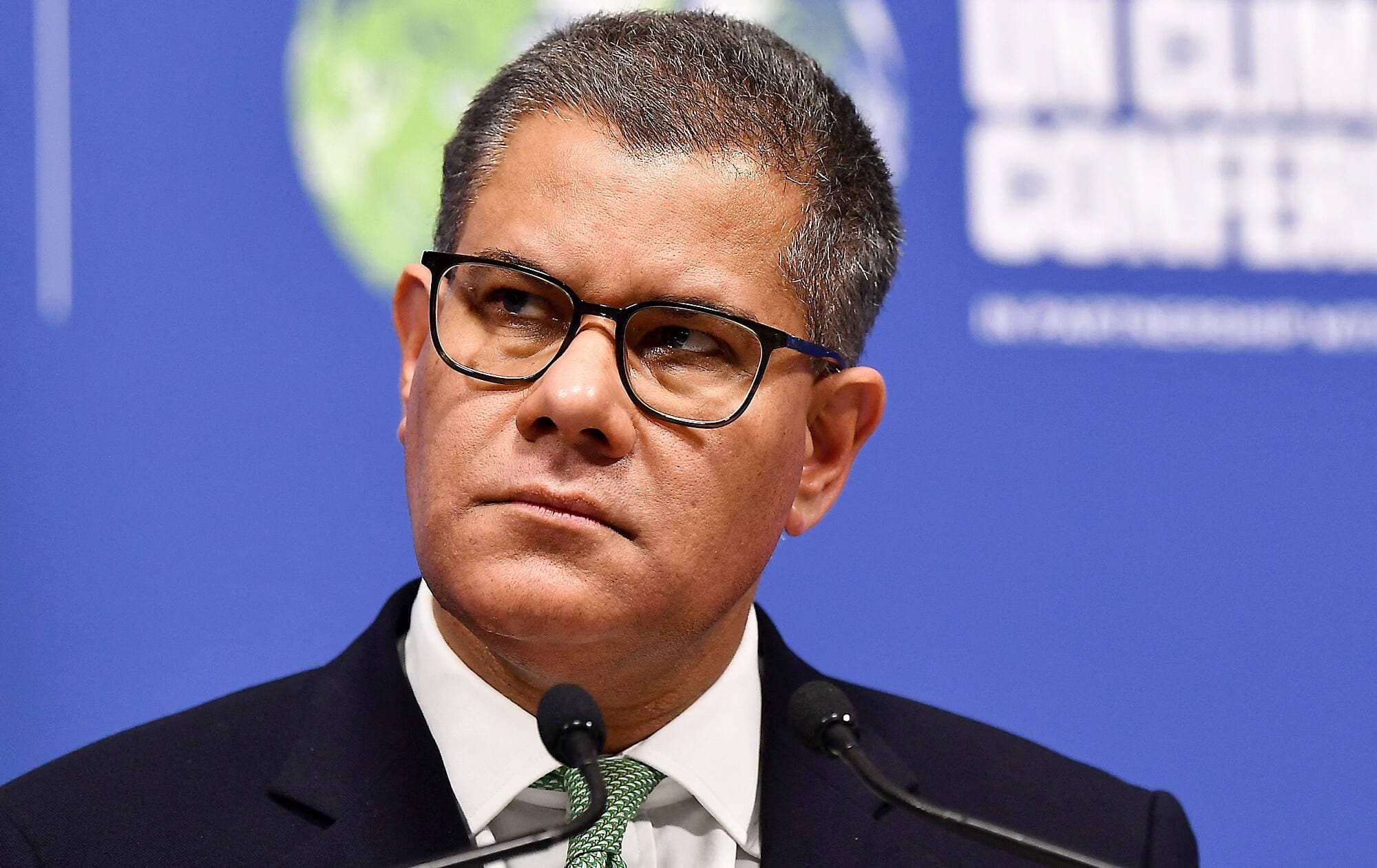 Le président de la COP26, Alok Sharma, lorsqu’il a stoppé sa déclaration aujourd'hui avec les larmes aux yeux devant des pays déçus de l’accord.
