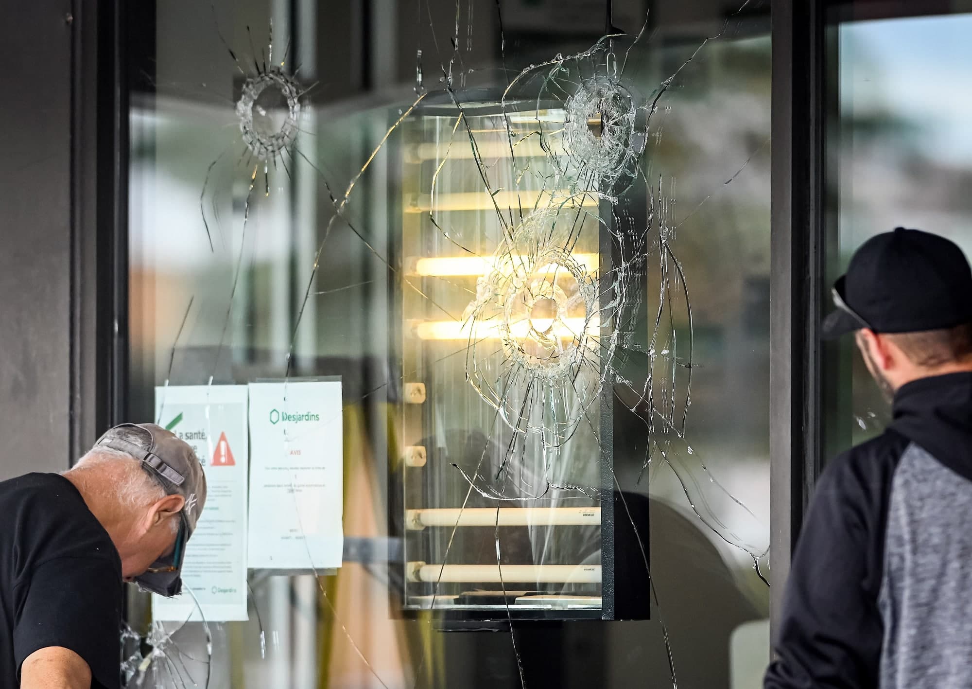 La vitrine d’une caisse Desjardins a été criblée de balles, jeudi, dans le quartier Rivière-des-Prairies, à Montréal. Dans la foulée, une jeune femme innocente de 25 ans a été blessée aux jambes par un projectile lors d’une rafale de coups de feu.