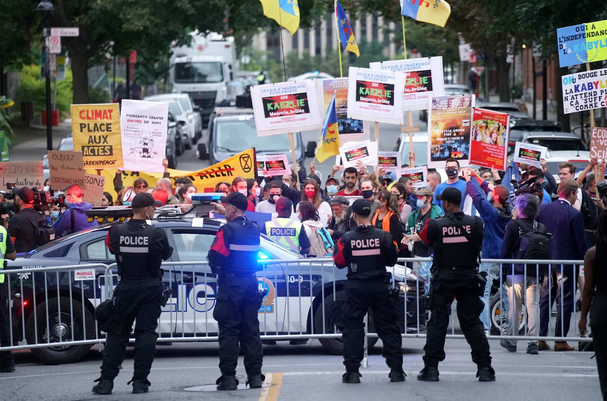 Les policiers de Montréal étaient très présents près des studios de TVA, où se déroulait le débat.