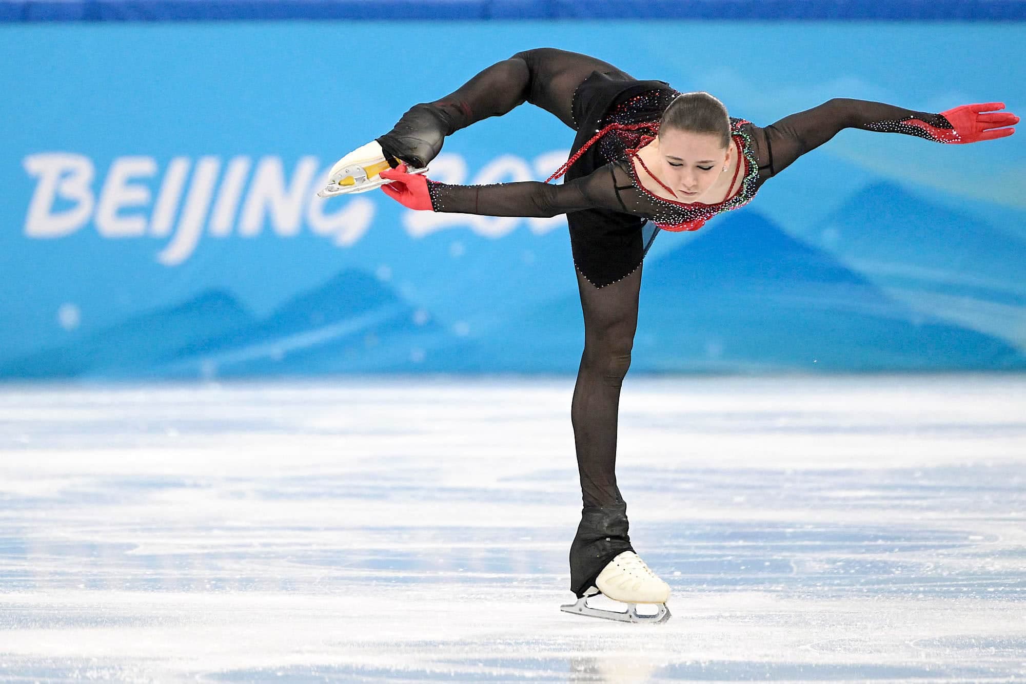 La Russe Kamila Valieva lors de son programme libre le 7 février, qu’elle a dominé. L’athlète de 15 ans a cependant échoué à un test antidopage, ce qui retarde la remise des médailles de la compétition par équipe.