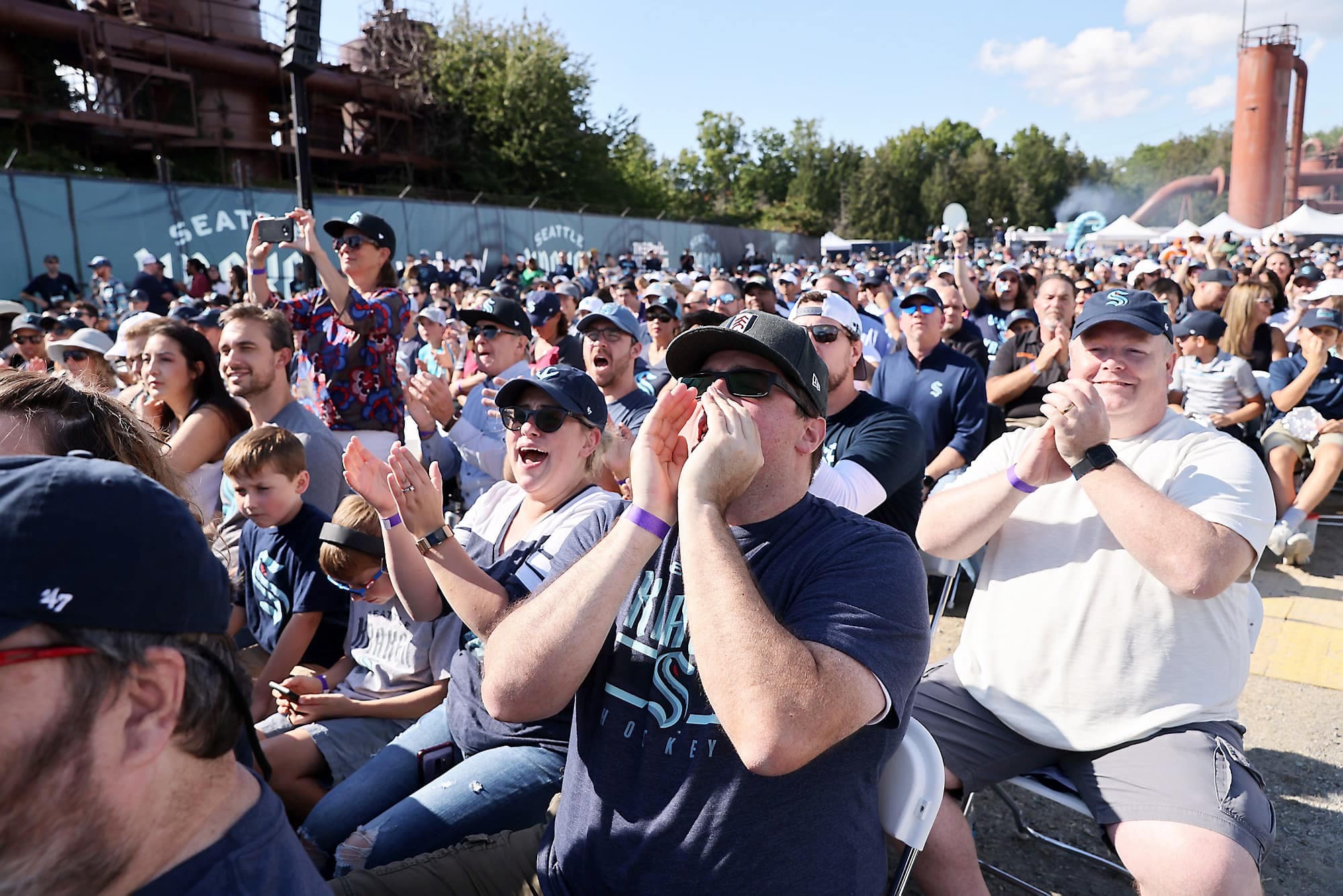 Plusieurs centaines de partisans du Kraken étaient réunis sur une place publique de Seattle pour assister au dévoilement de leur équipe. Plusieurs ont chahuté quand ils ont appris que la direction avait préféré Cale Fleury à Carey Price.