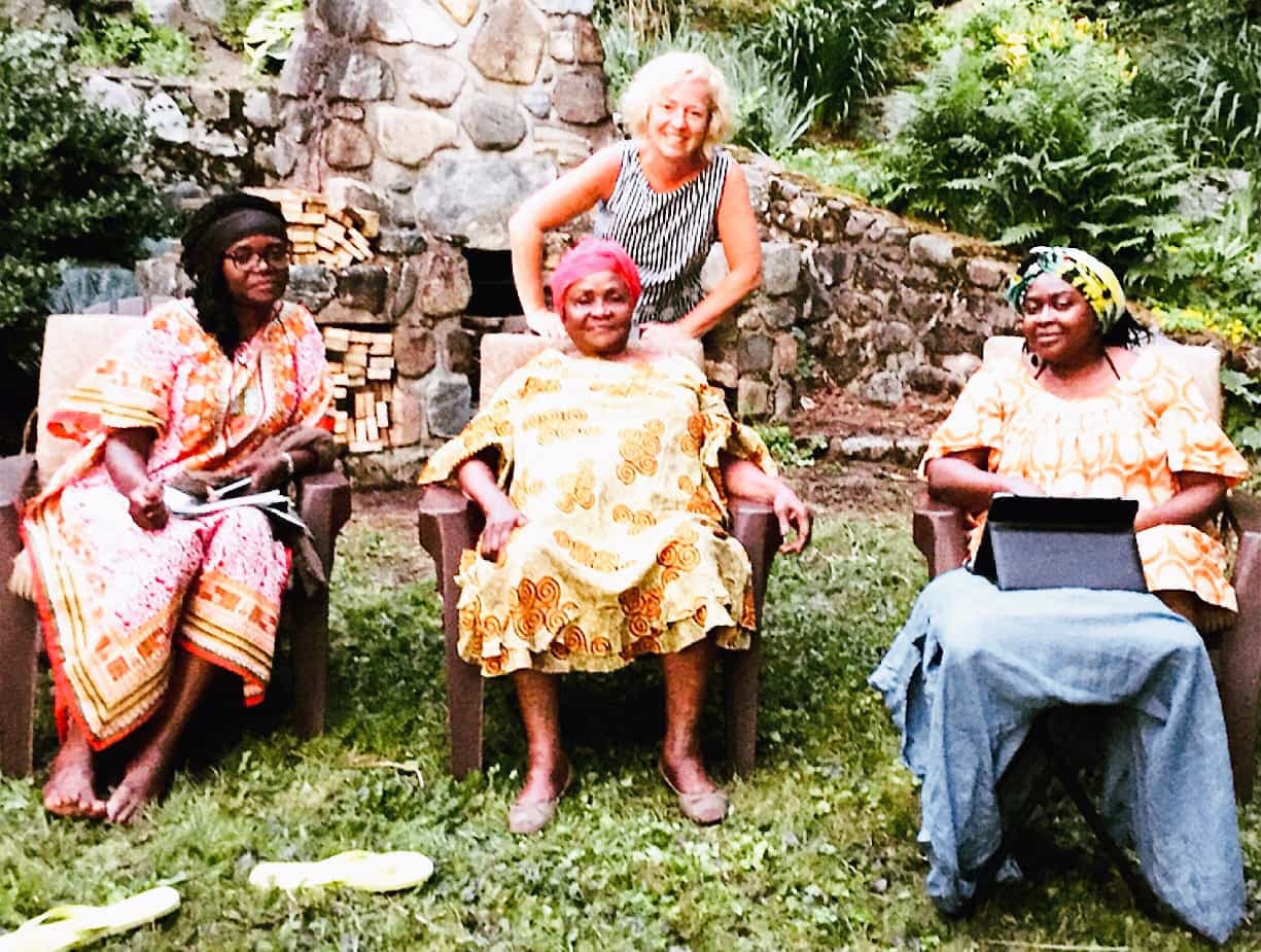 Caroline et ma mère (au milieu) entourées de deux de mes trois sœurs.