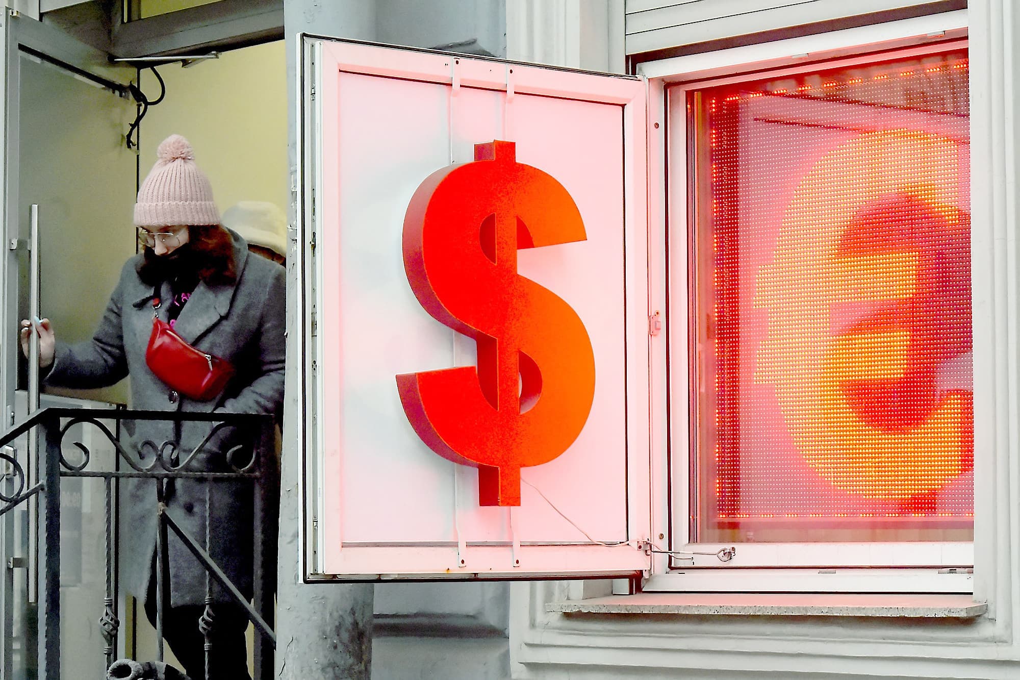 Il fallait 110 roubles pour obtenir un dollar américain à Moscou mercredi, un record pour la devise russe qui ne cesse de chuter depuis le début du conflit en Ukraine.