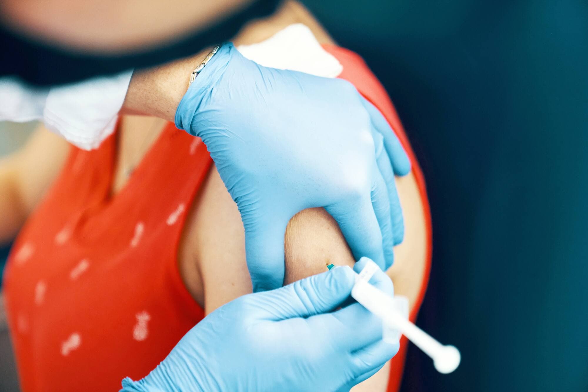 Le vaccin est la solution miracle? Peut-être, mais armez-vous de patience pour le recevoir.