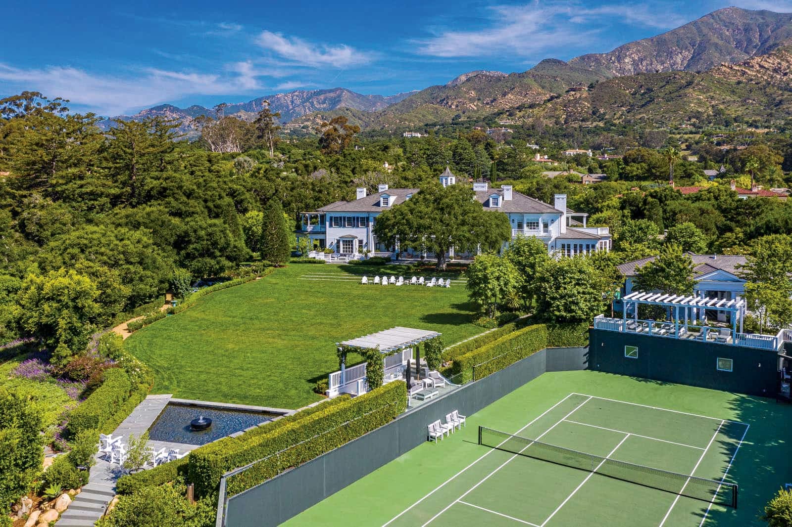 La propriété privée est dotée d’un terrain de tennis avec une grande tribune pour regarder les matchs à l’ombre. Les espaces verts sont assez grands pour pratiquer plusieurs activités sportives.