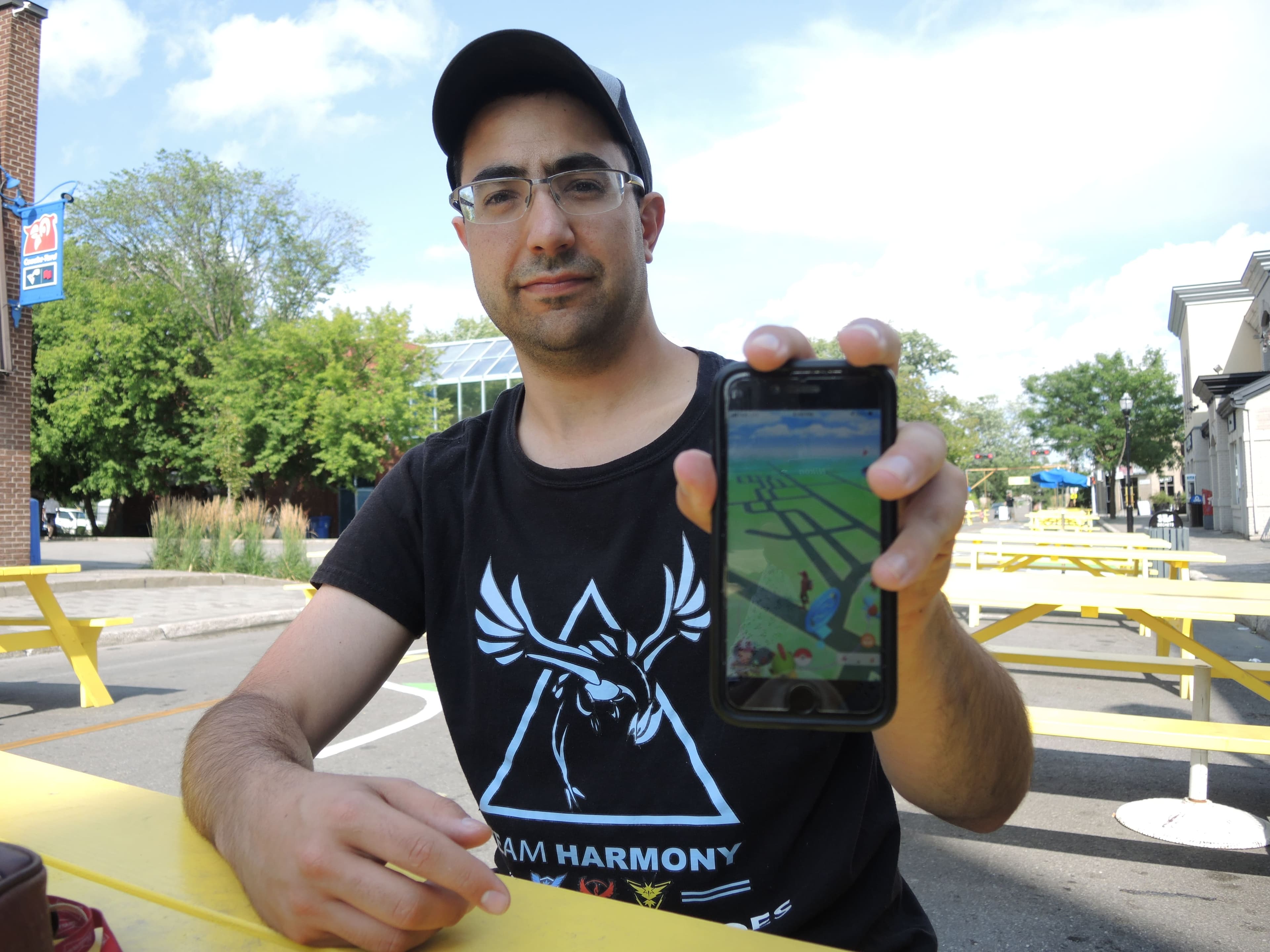 Alexandre Dubois, de Blainville, joue à Pokémon GO depuis cinq ans et parcourt le centre-ville de Sainte-Thérèse avec son téléphone à la recherche de Pokémon.