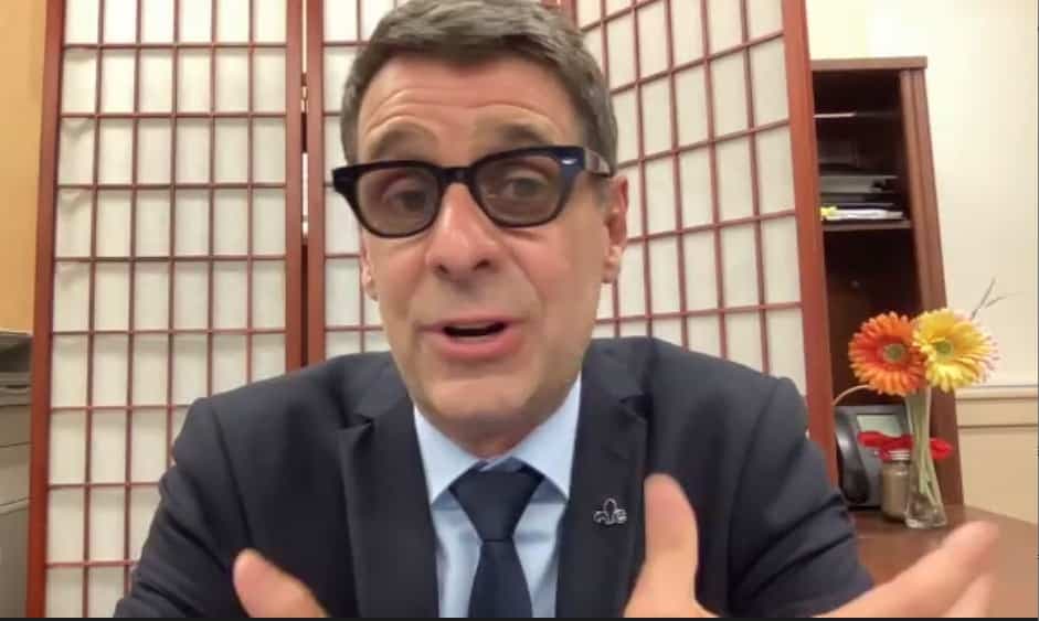 Éric Duhaime répondant aux questions des membres du Quebec Community Groups Network en visioconférence mardi soir.