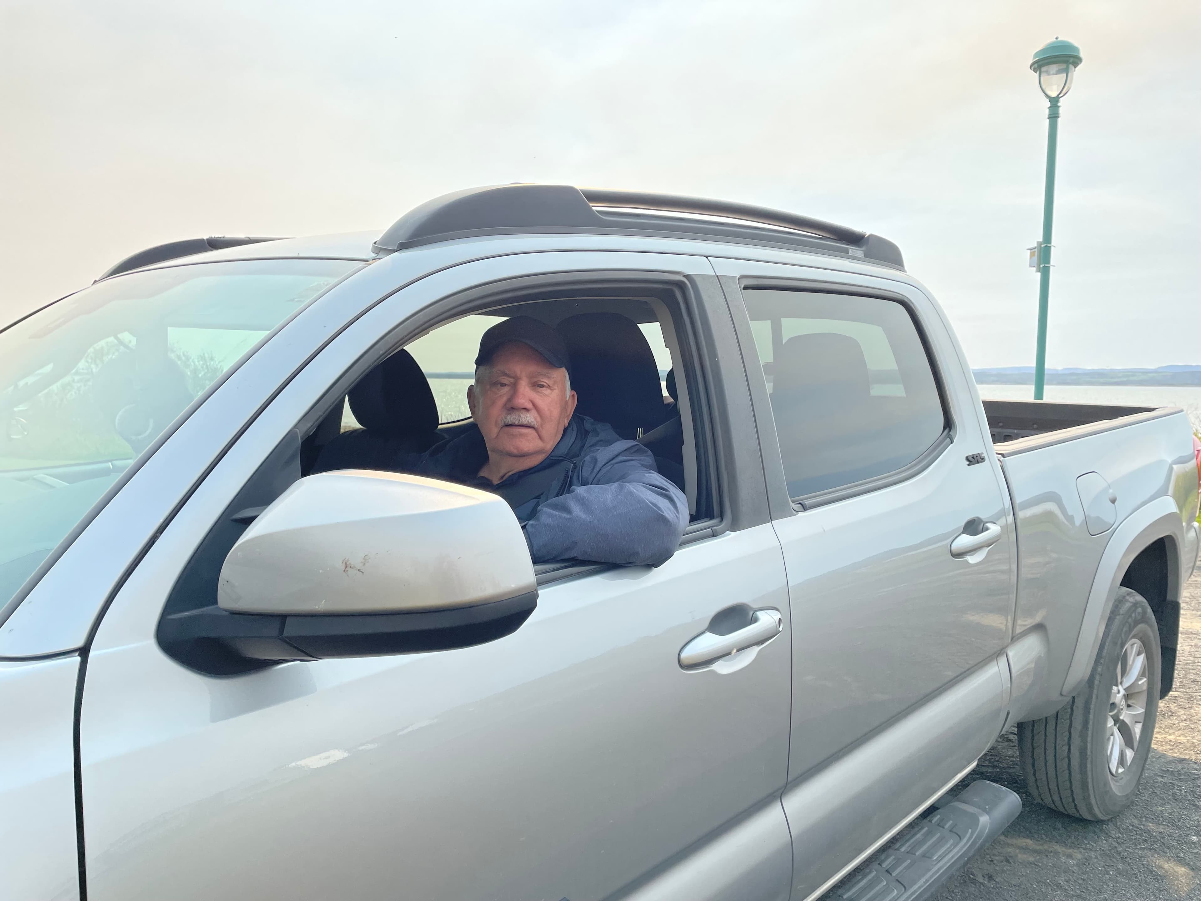 Edmond, qui habite avec sa conjointe dans sa roulotte, devant la baie des Sept Îles, espère que la situation se résorbera bientôt. «On a hâte de retourner chez nous», admet-il.