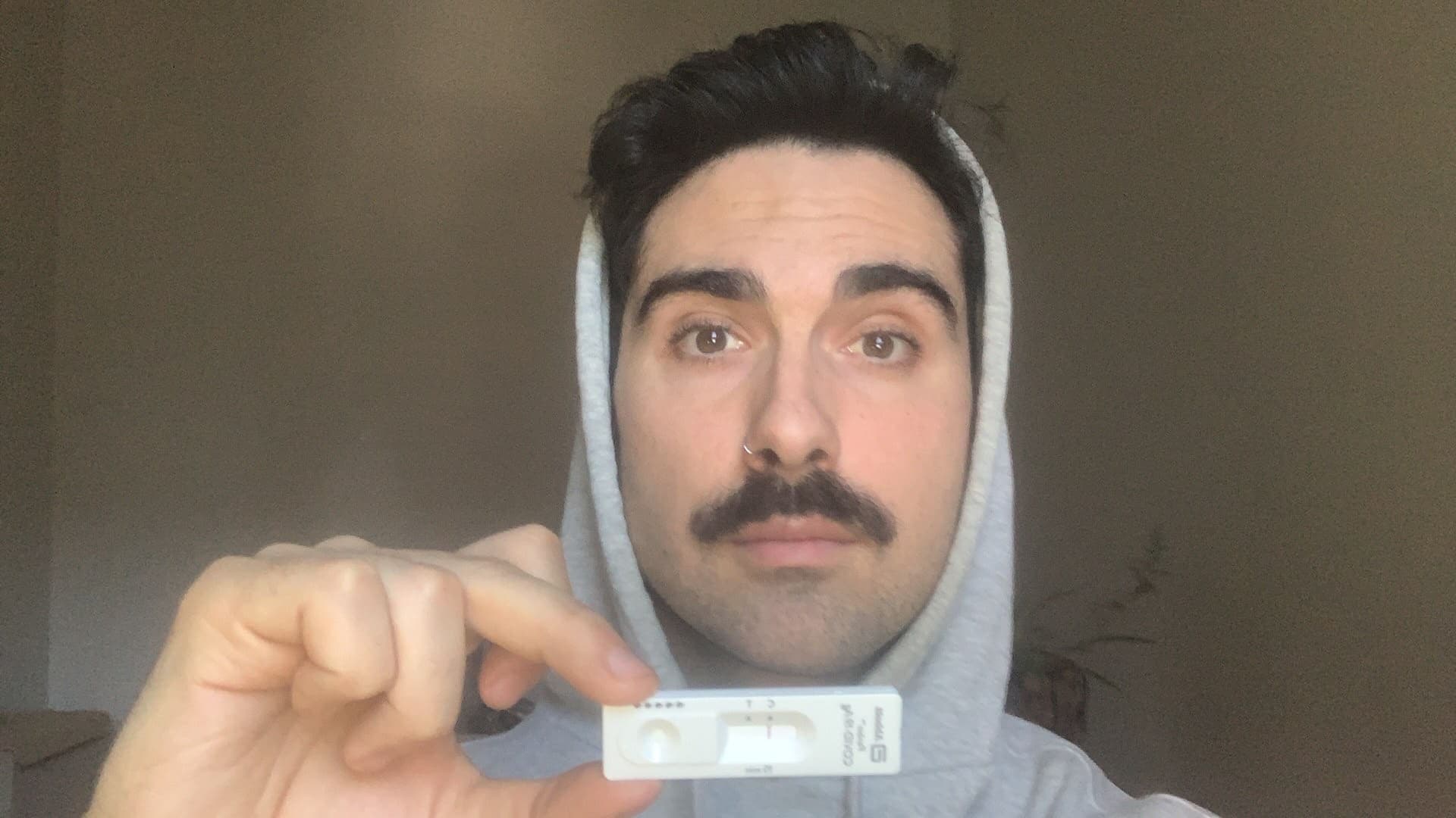 Le journaliste Gabriel Ouimet avec son test rapide en main.