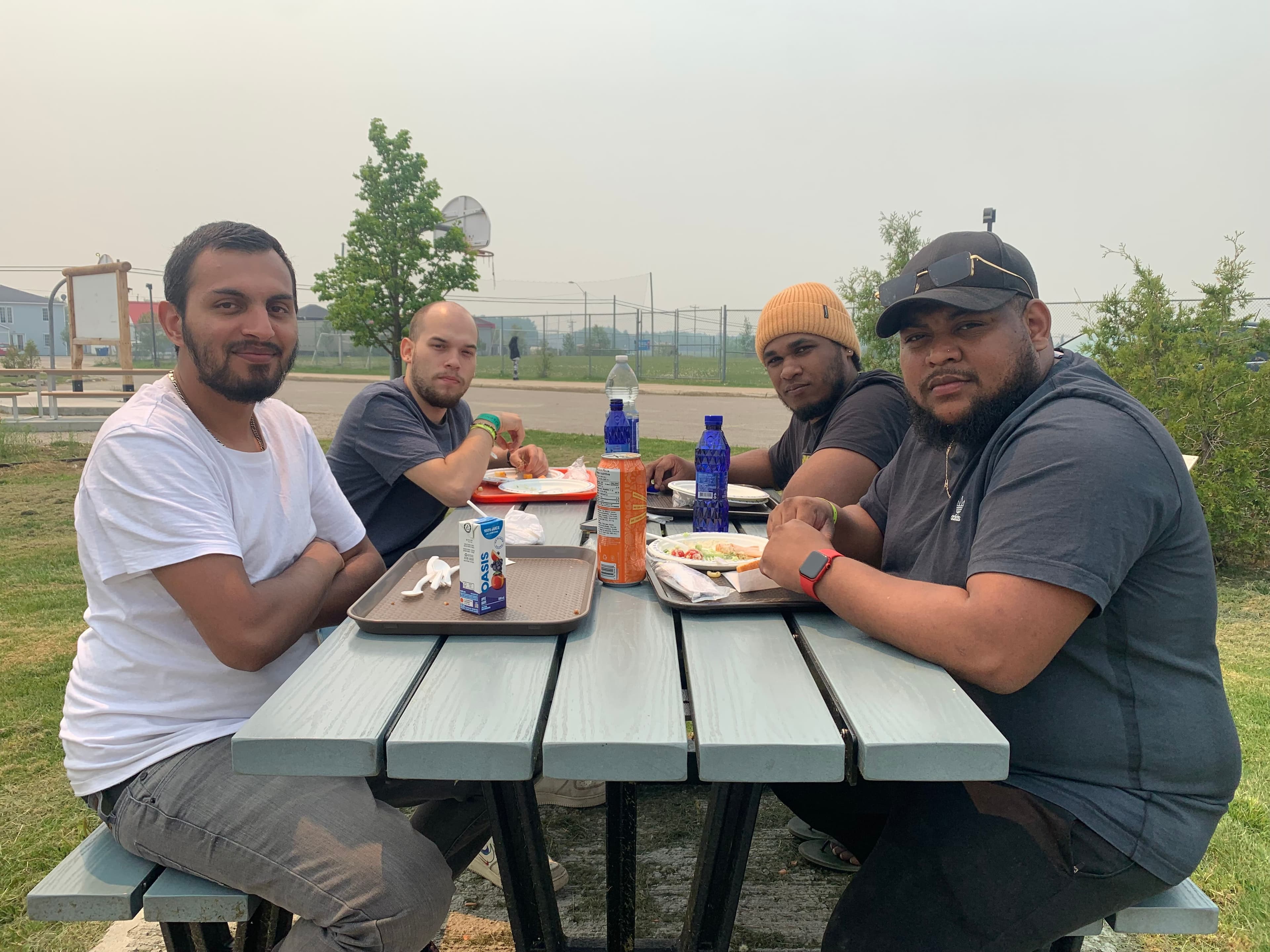 Singh Jason (à gauche) et ses collègues Théo Bolzoni (centre gauche), Adam Furcy (centre droit) et Don Mccoe (à droite) ont dû quitter Lebel-sur-Quévillon le plus rapidement possible vendredi soir.