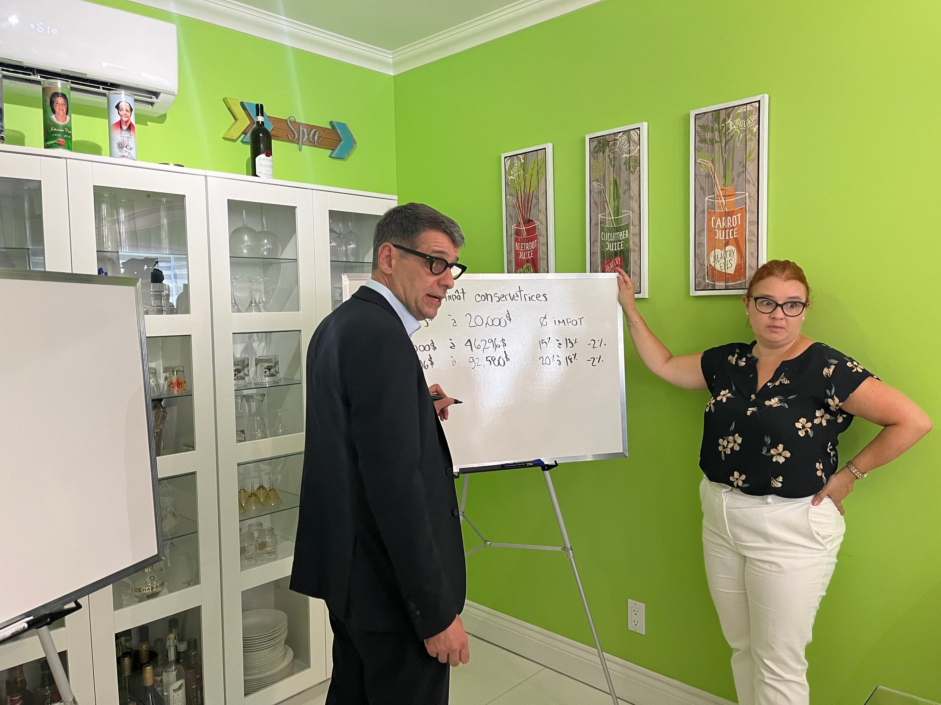 Éric Duhaime a joué au professeur d’économie mardi matin, chez une famille de Trois-Rivières, mardi le 30 août 2022.