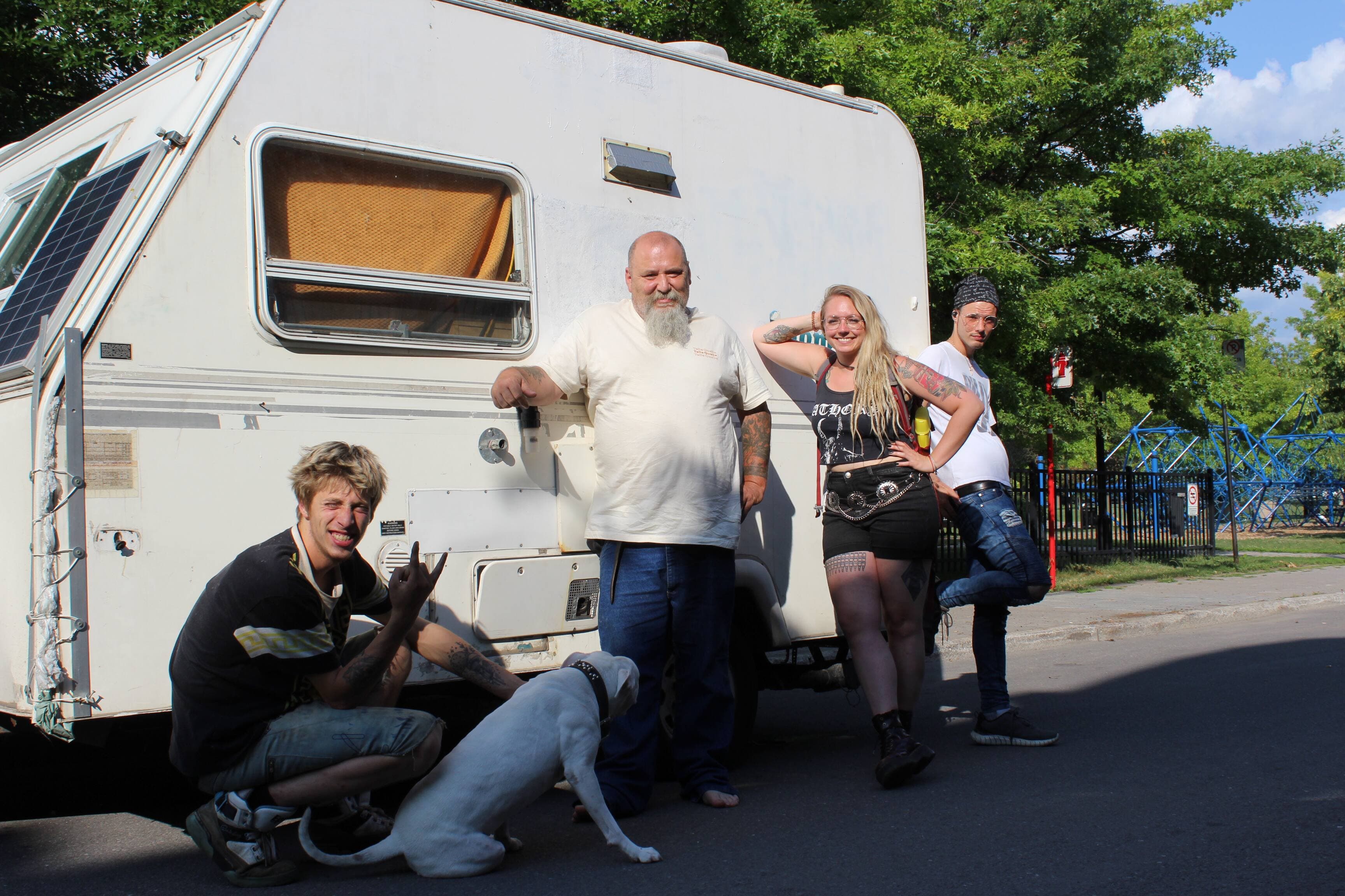 Guylain Levasseur et ses amis. Complètement à droite, Francis Desforges-Nault