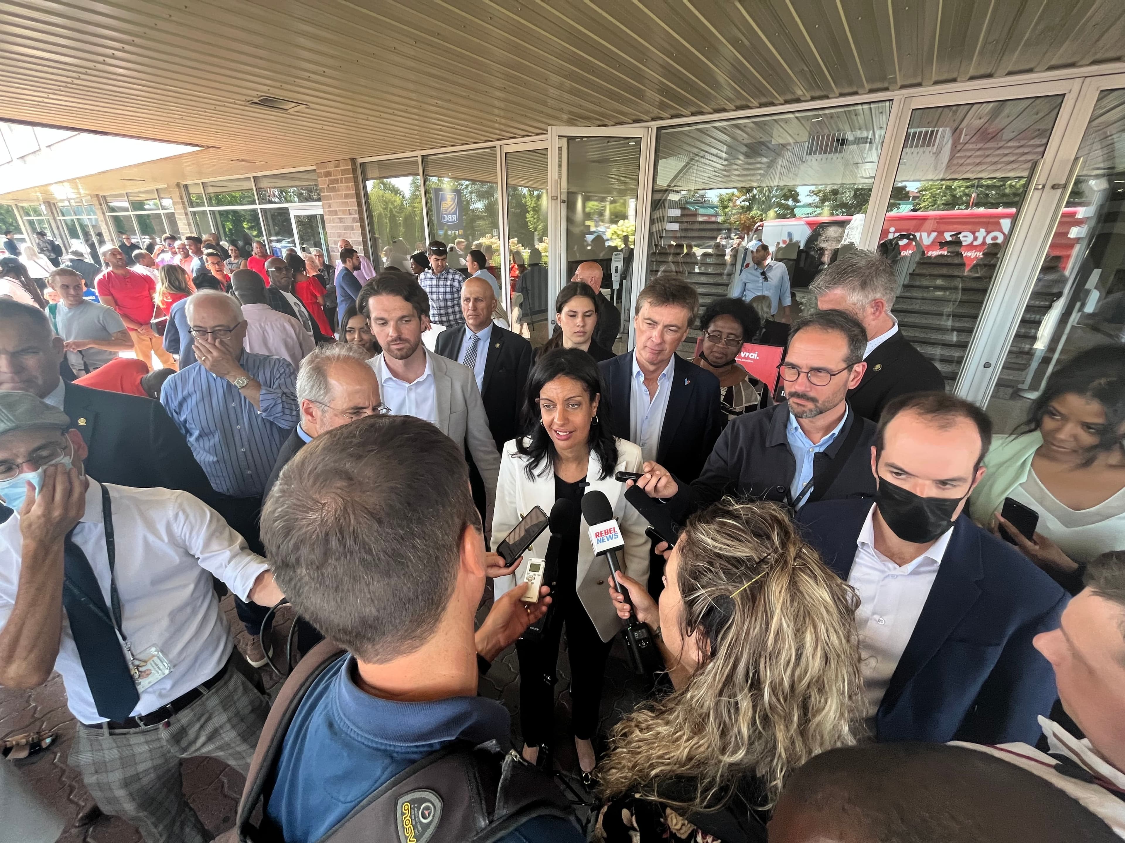 Dominique Anglade lors d'une mêlée de presse dans la circonscription de Lafontaine dimanche après-midi, à Montréal.