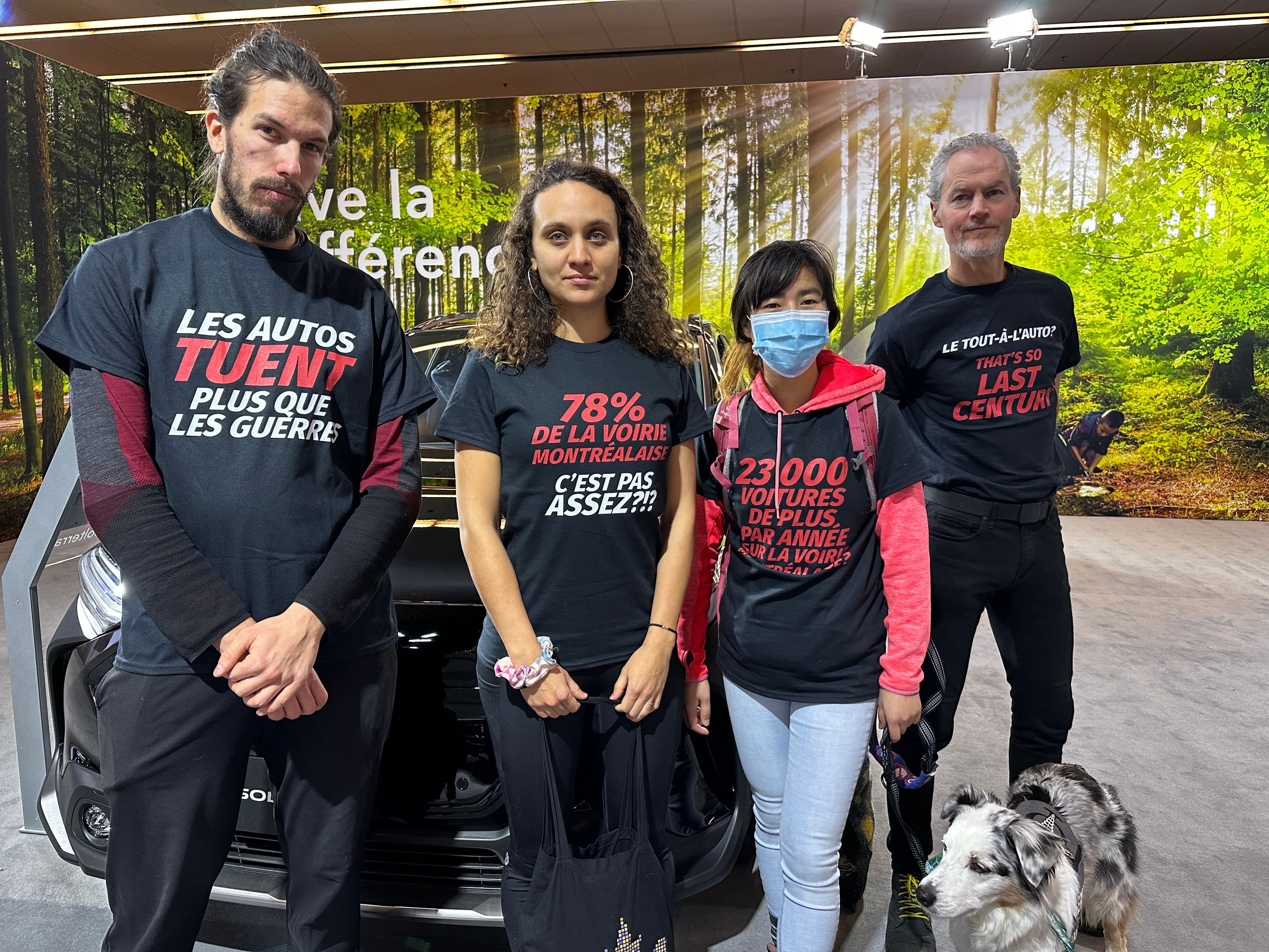 Julien Gagnon-Ouellette, Jasmine Gareau-Lindsay, Lee-Ann Boily et Ben Valkenburg ont manifesté au Salon de l'Auto 2023 à Montréal.