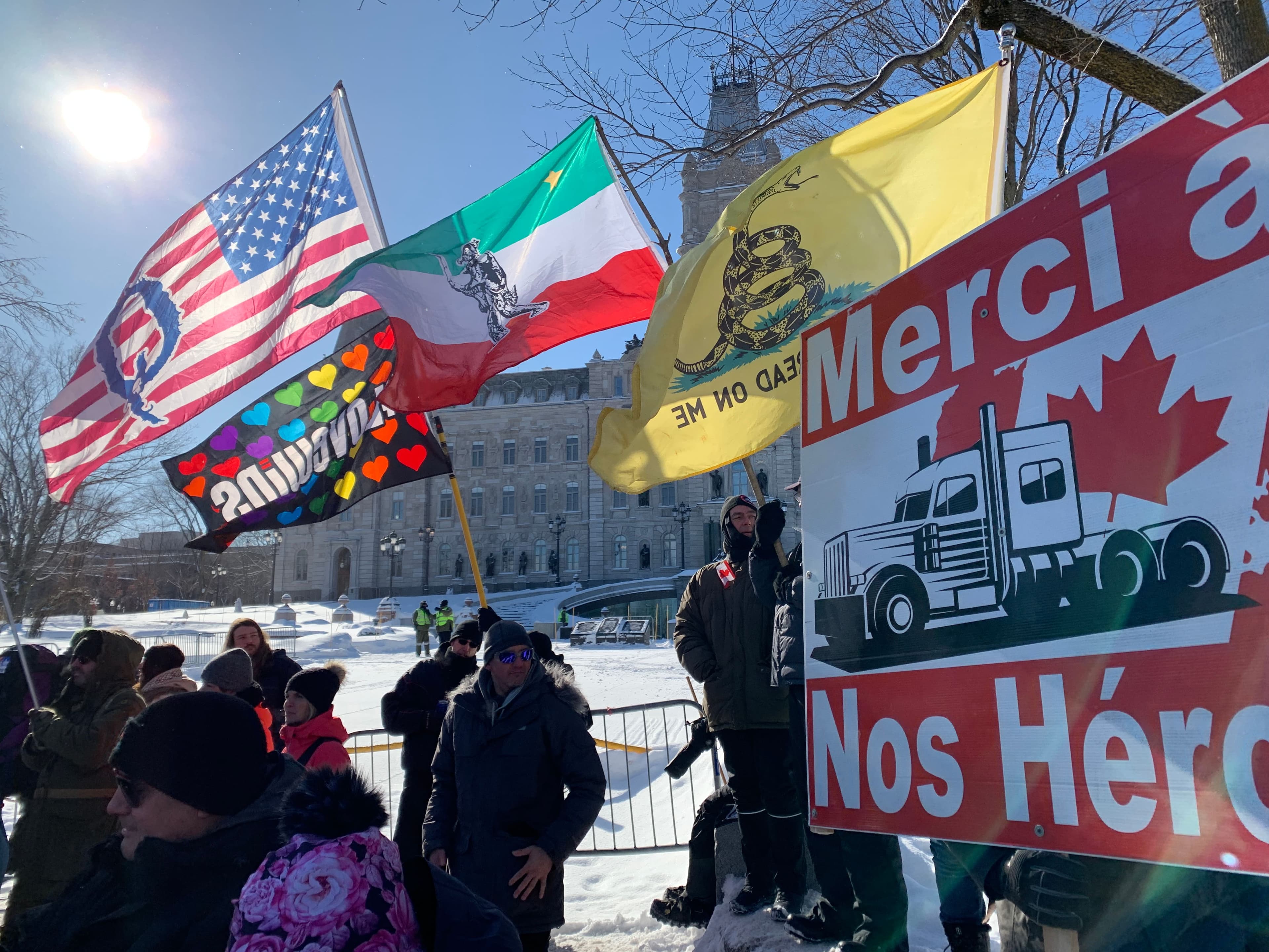Devant l’Assemblée nationale, un drapeau du groupe complotiste américain Qanon est placé bien haut, au côté du drapeau des patriotes et de celui du Canada.