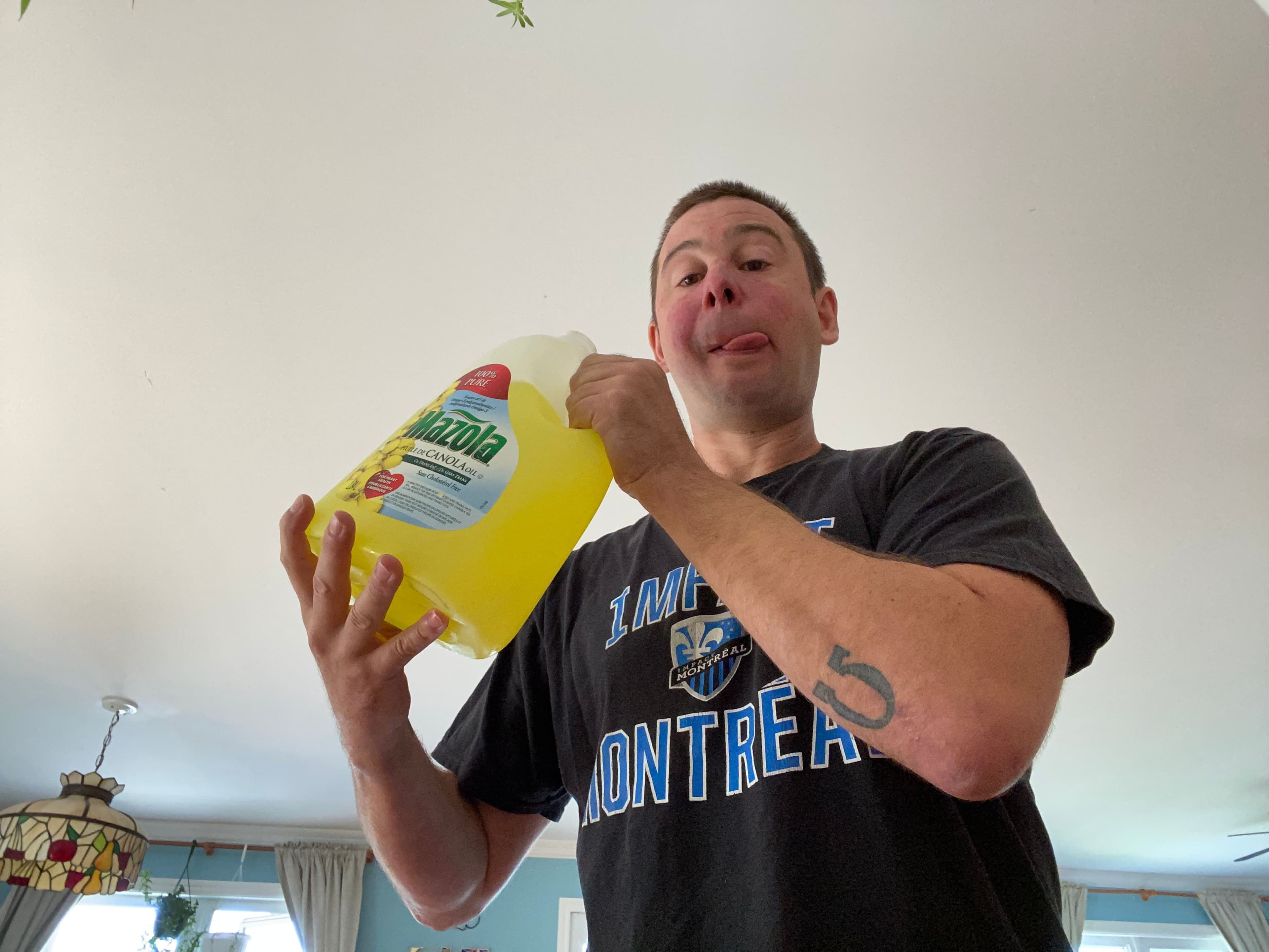 Ce Québécois est très satisfait par sa gorgée.