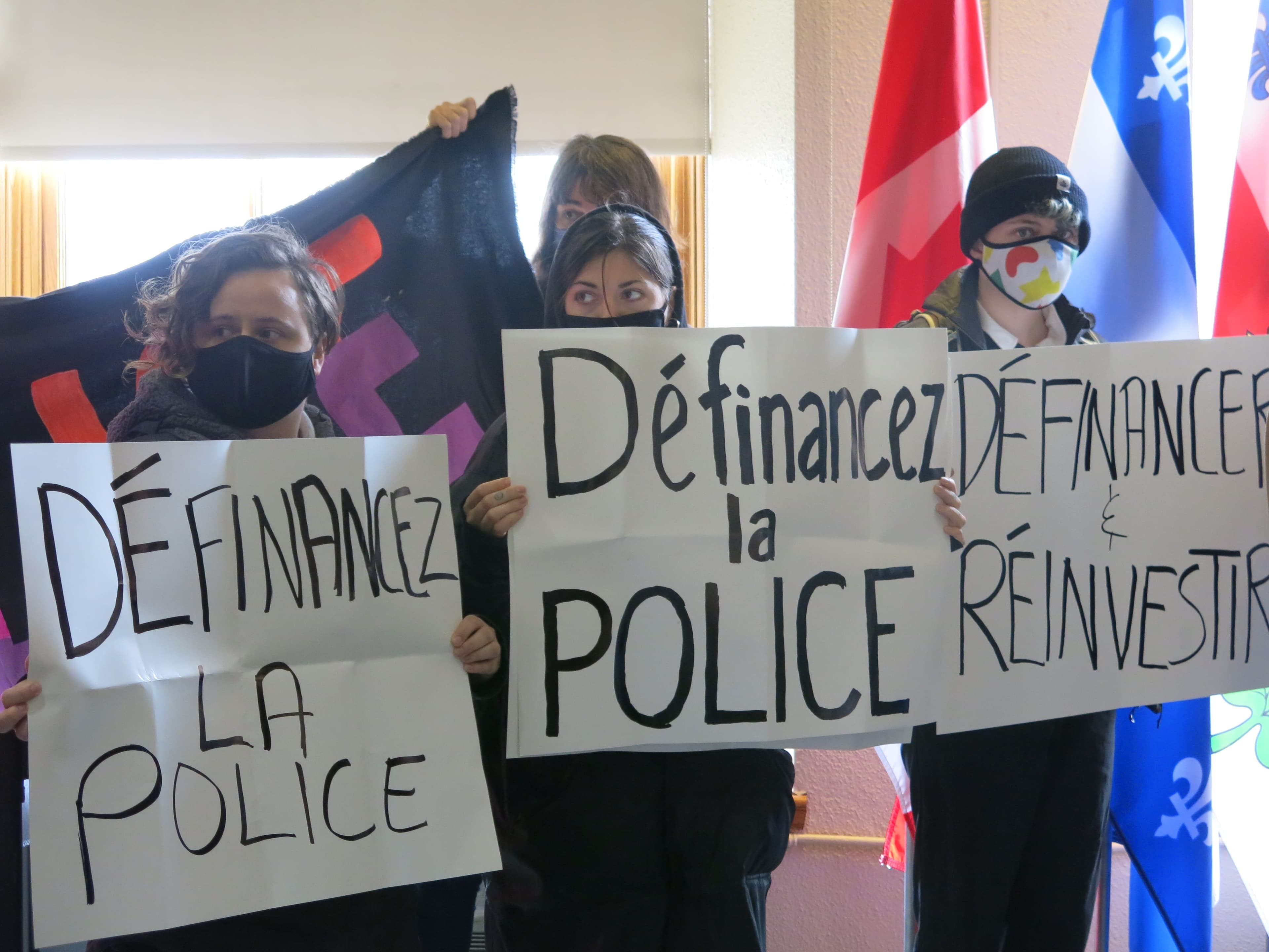 Des militants réclament le définancement du Service de police de la Ville de Montréal ont fait irruption au marché Bonsecours, dans la pièce où la mairesse de Montréal, Valérie Plante, devait présenter son budget 2021; de telle sorte que la présentation a été déplacée dans une salle voisine, jeudi le 12 novembre 2020.