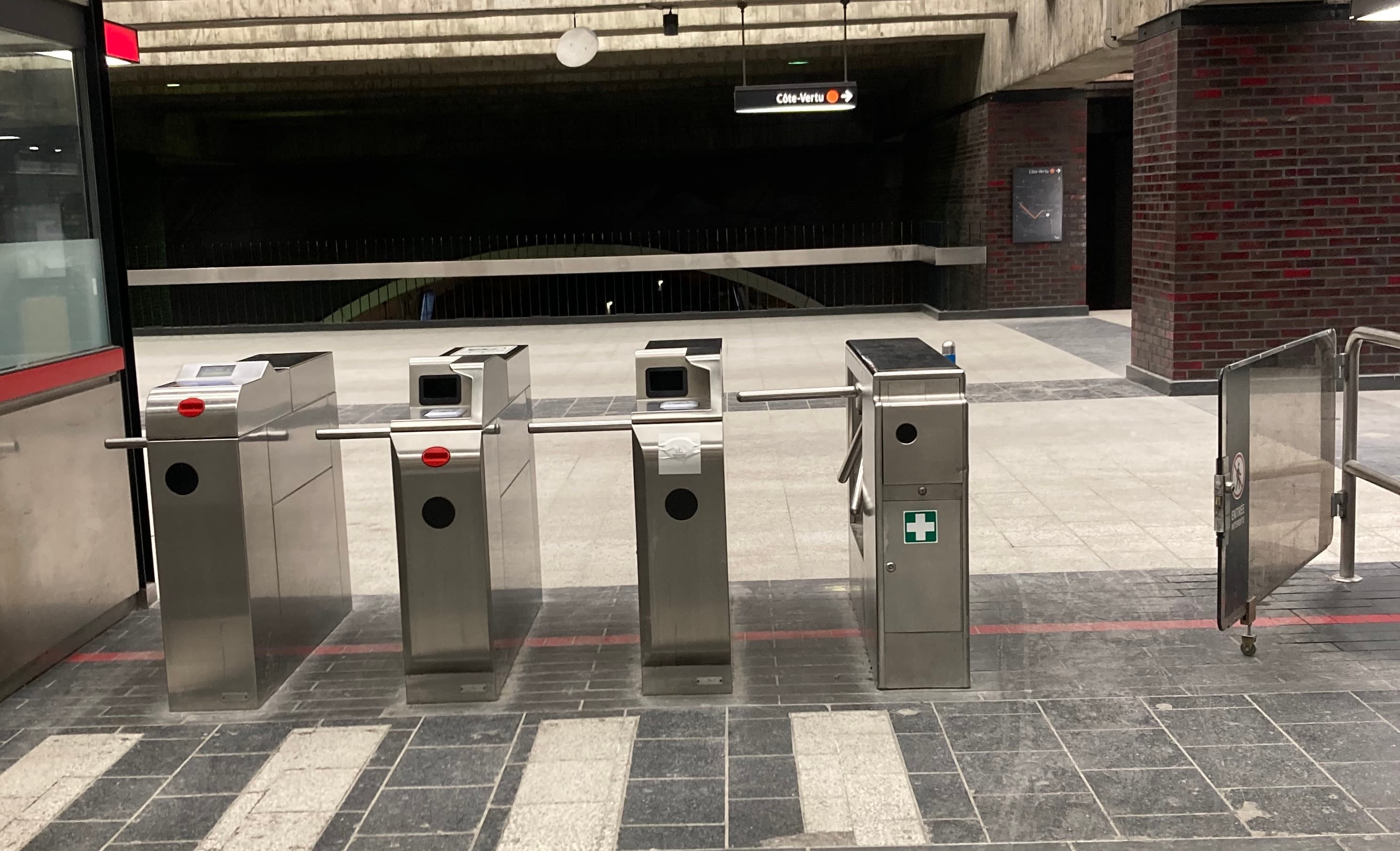 Les tourniquets de la station Square-Victoria-OACI, dans le métro de Montréal, étaient tous dysfonctionnels le 16 mars 2023.