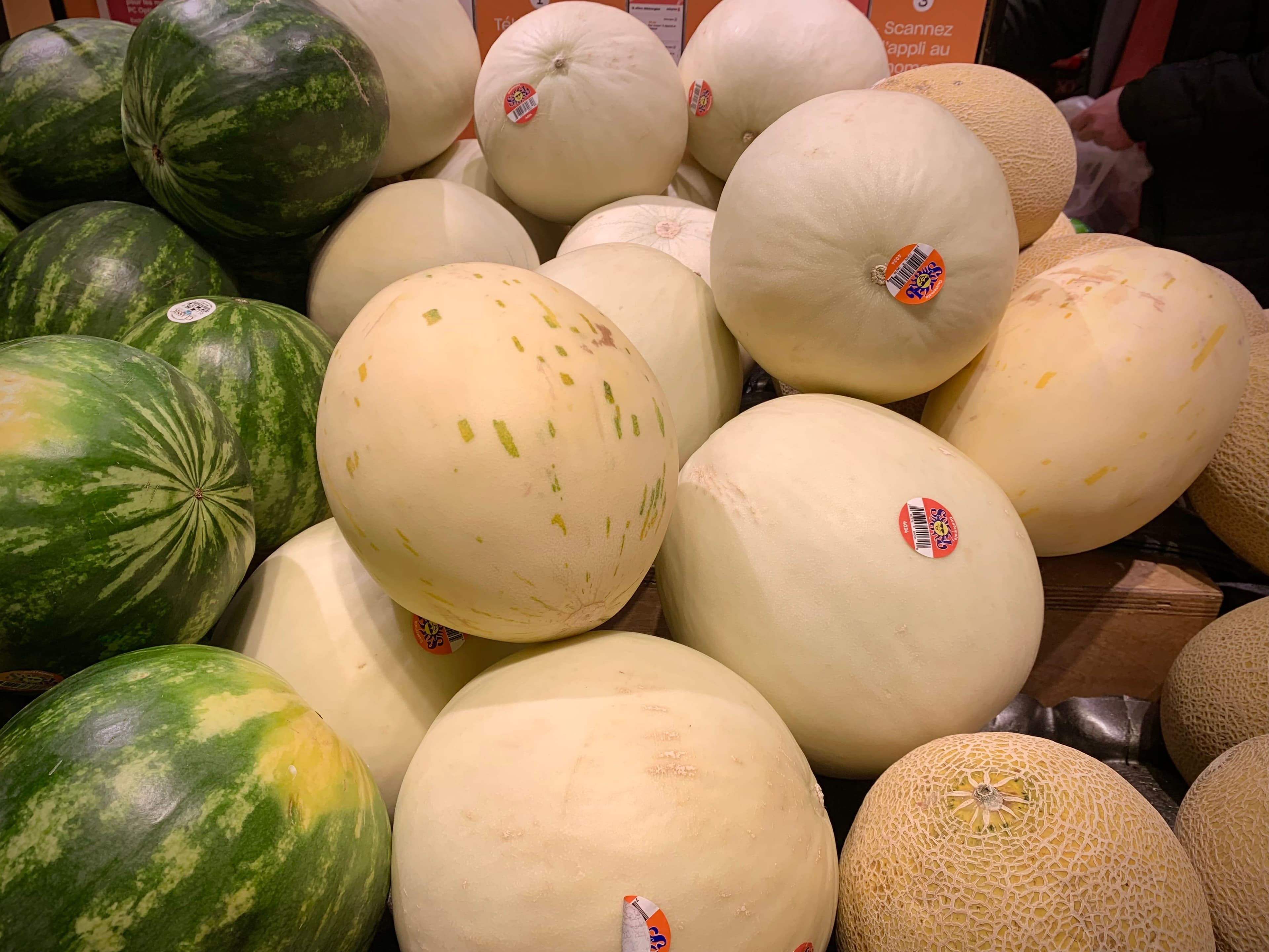 Lors de notre visite au Provigo, un melon miel (au centre) se vendait 6,99$ pour environ 2,5 kg, soit 2,80$/kg